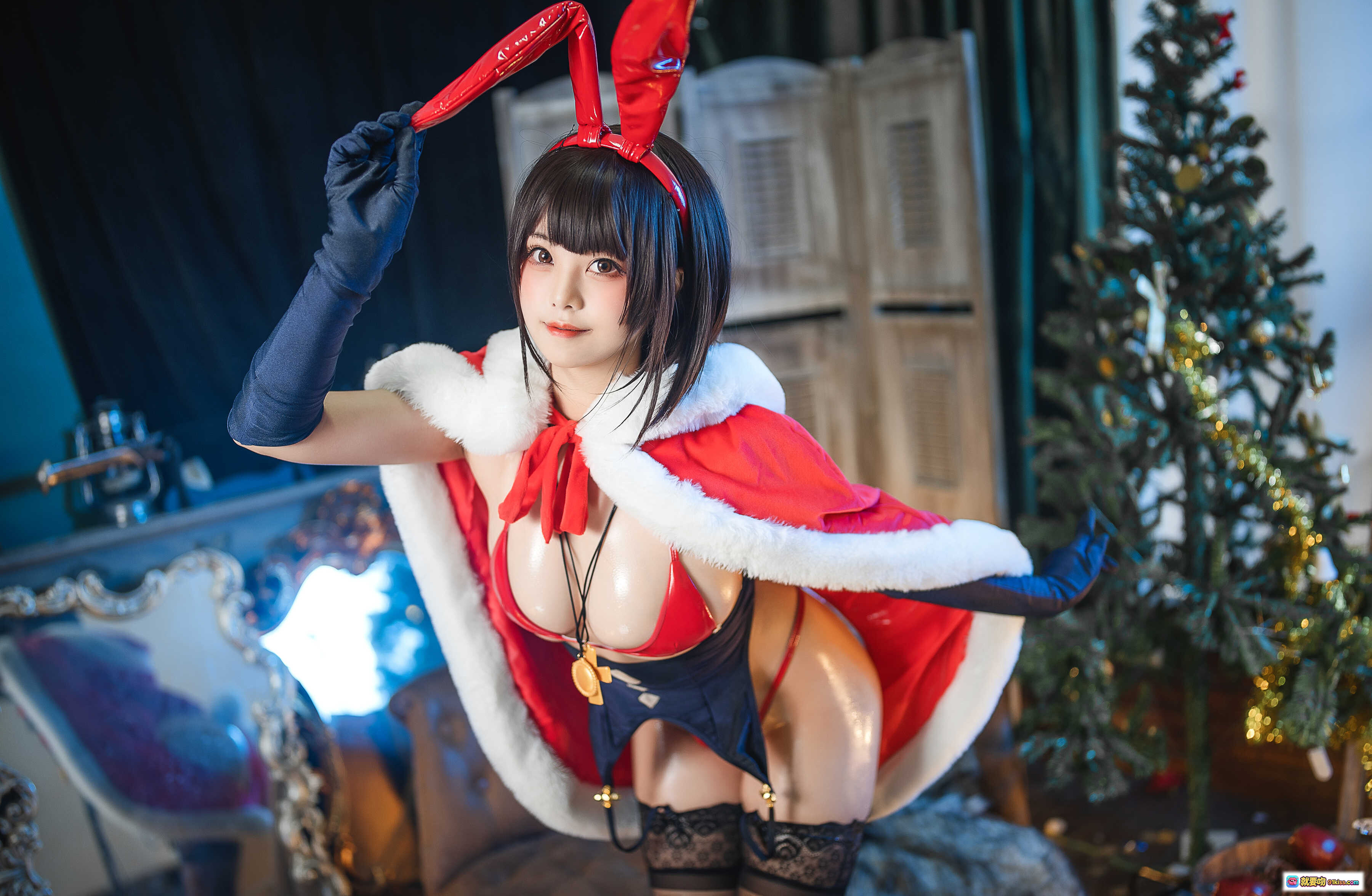 图片[1] - 蜜汁猫裘NO.073魔太郎圣诞写真｜兔耳红裙圣诞装｜性感Cosplay｜节日氛围美图 - 就要吻