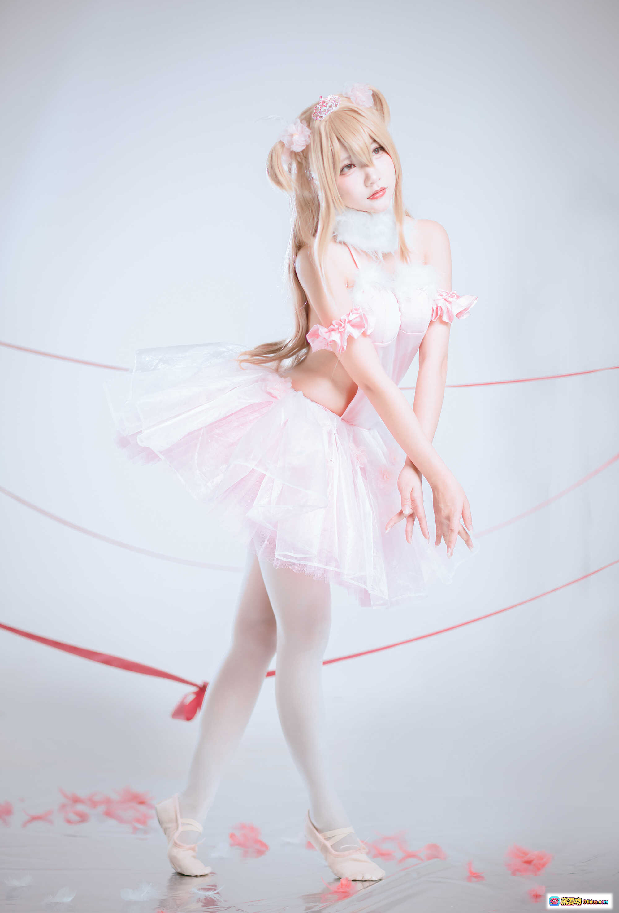 图片[9] - 后辈酱粉色洛丽塔cos写真｜甜美双马尾少女｜花笼羽毛装饰｜梦幻少女风摄影集NO.007 - 就要吻