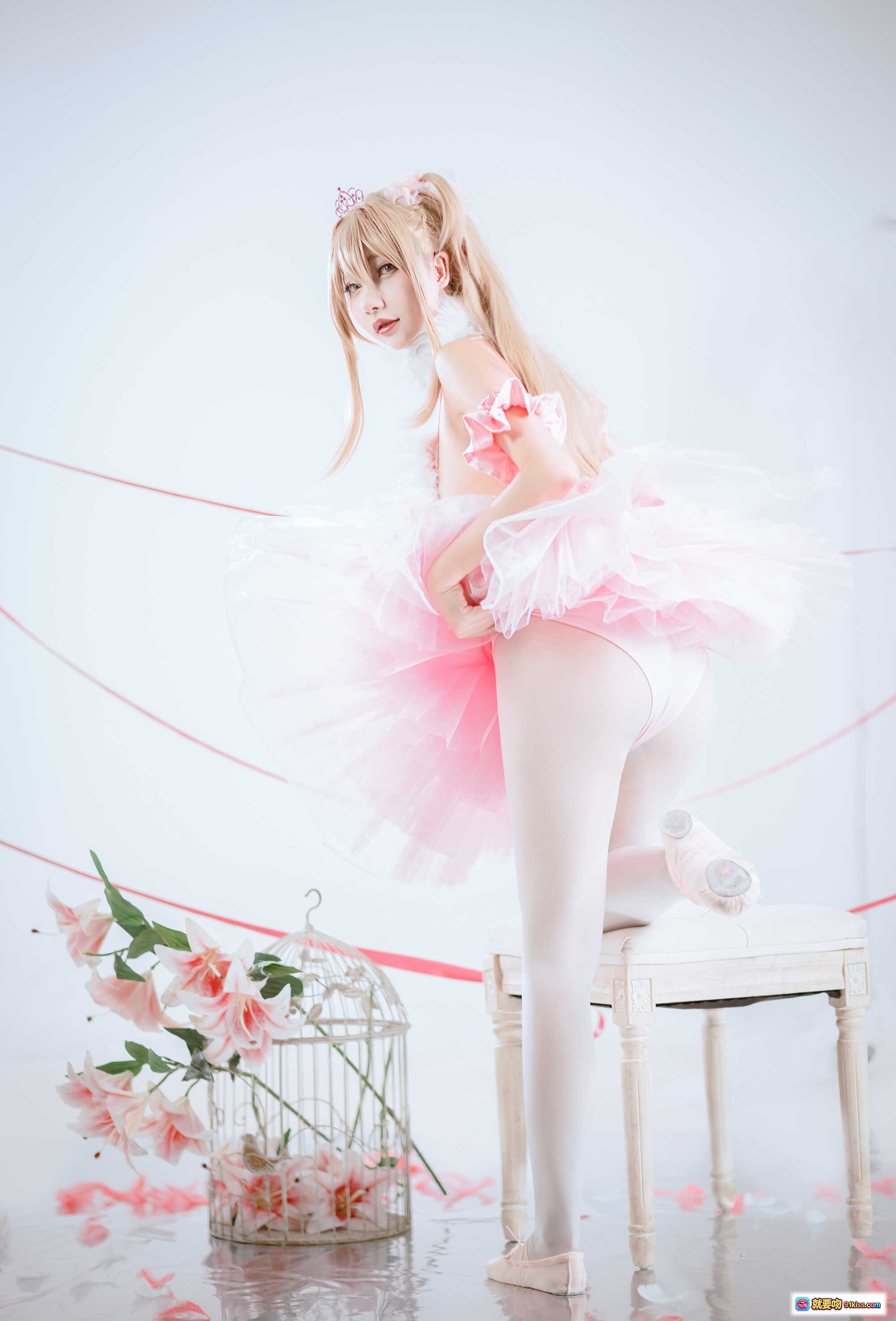 图片[7] - 后辈酱粉色洛丽塔cos写真｜甜美双马尾少女｜花笼羽毛装饰｜梦幻少女风摄影集NO.007 - 就要吻