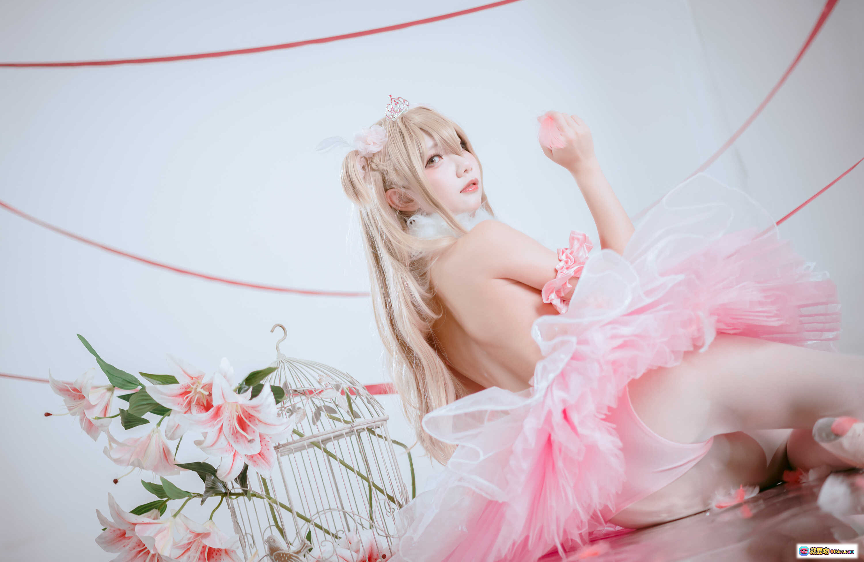 图片[3] - 后辈酱粉色洛丽塔cos写真｜甜美双马尾少女｜花笼羽毛装饰｜梦幻少女风摄影集NO.007 - 就要吻