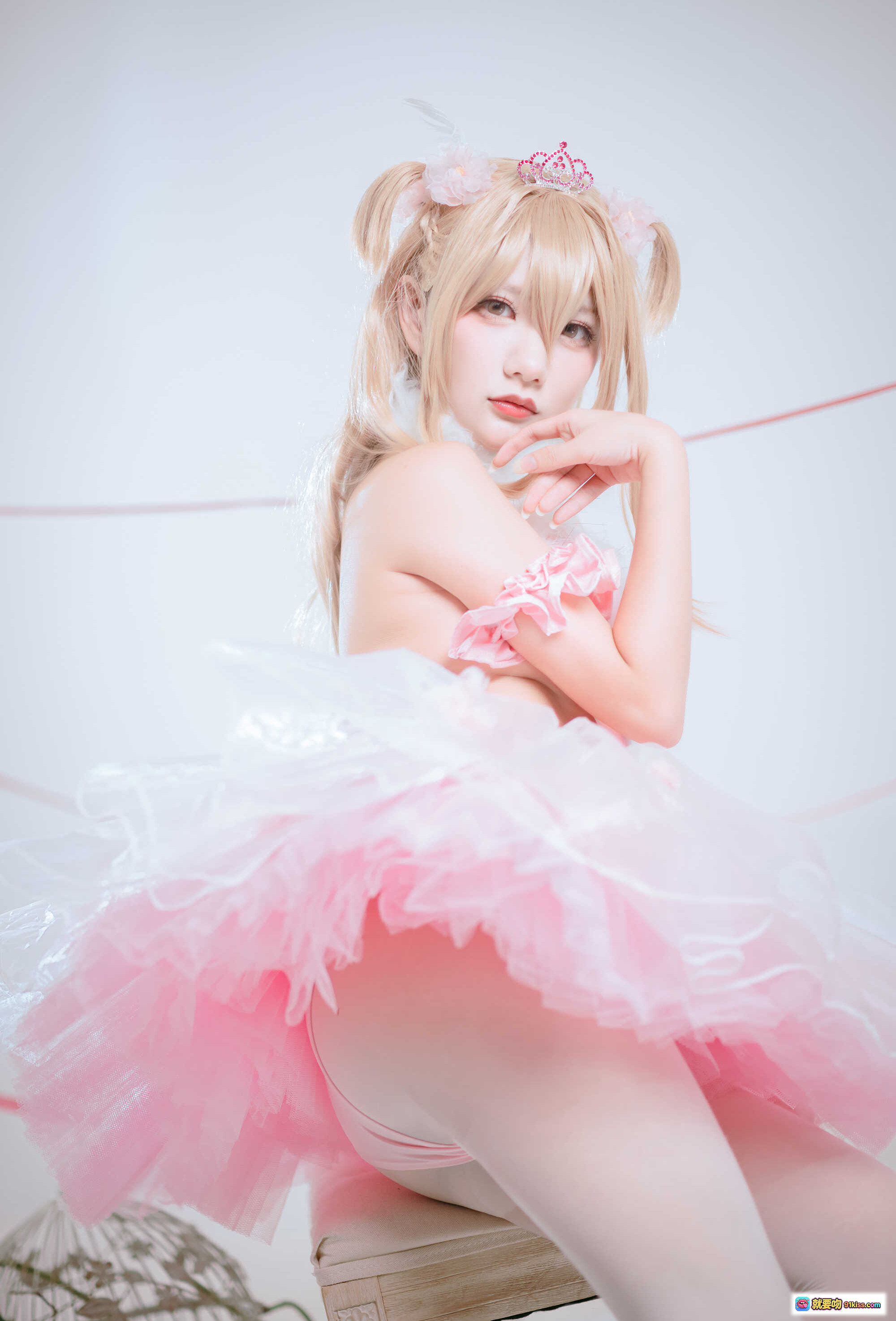 图片[5] - 后辈酱粉色洛丽塔cos写真｜甜美双马尾少女｜花笼羽毛装饰｜梦幻少女风摄影集NO.007 - 就要吻