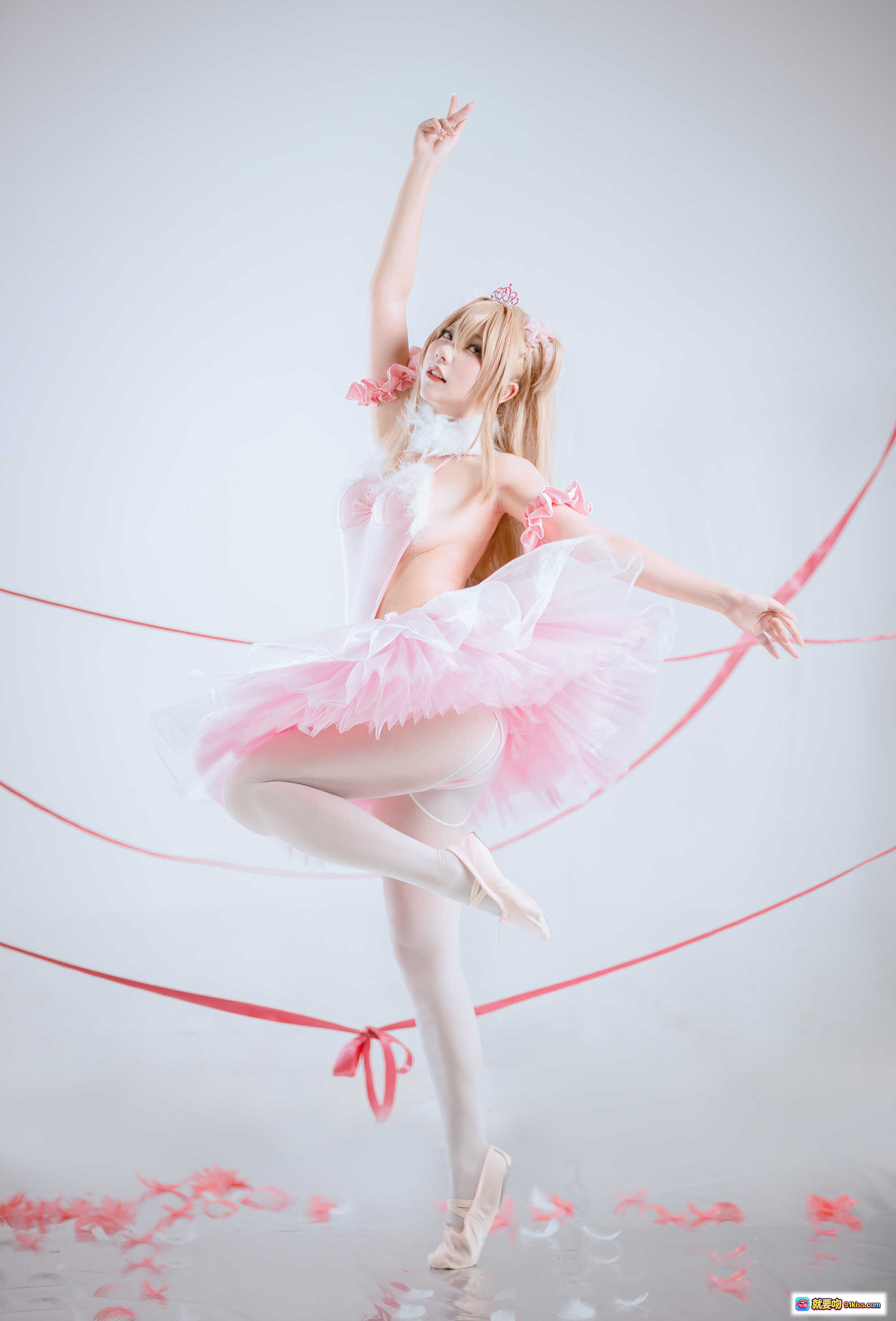 图片[10] - 后辈酱粉色洛丽塔cos写真｜甜美双马尾少女｜花笼羽毛装饰｜梦幻少女风摄影集NO.007 - 就要吻