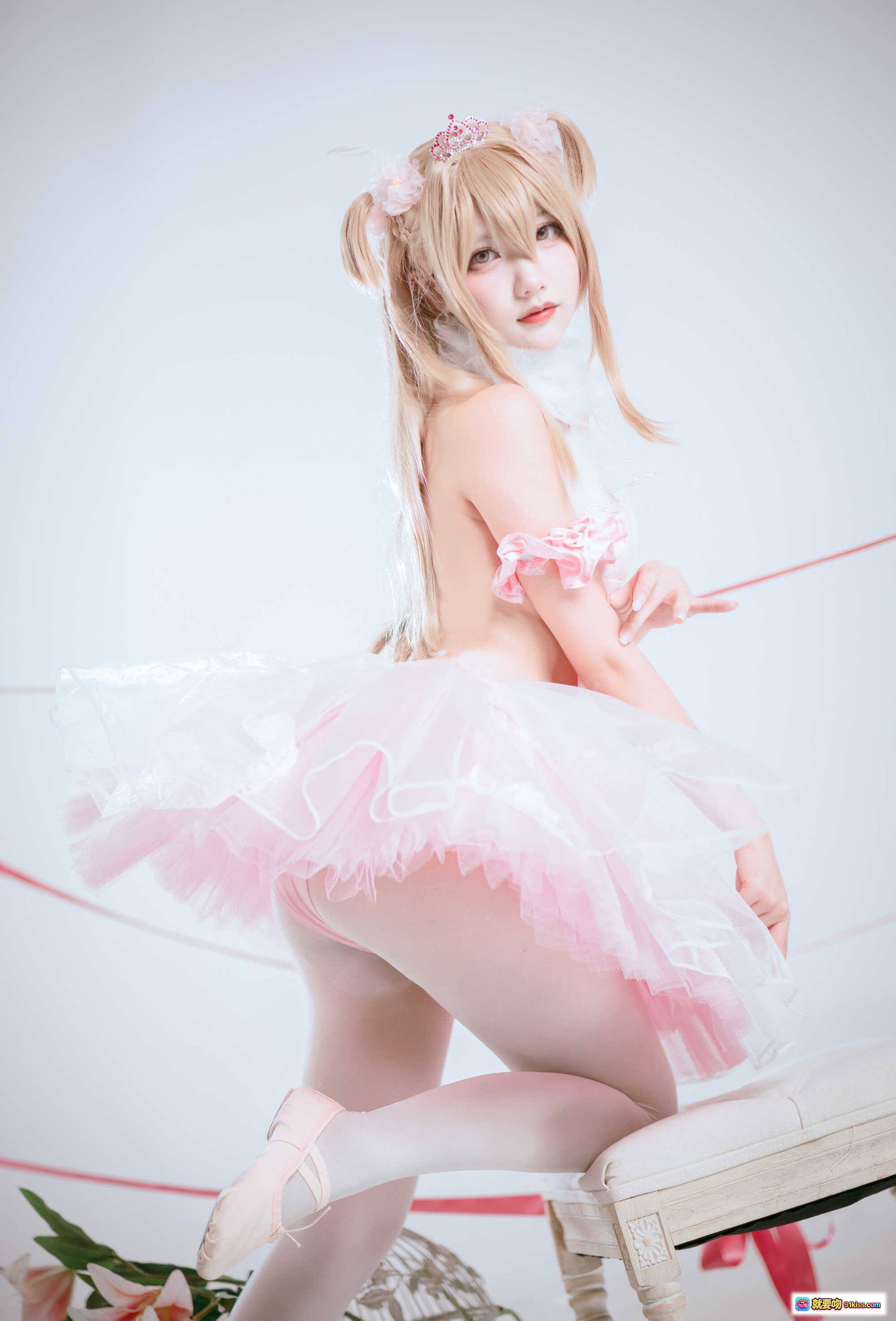 图片[6] - 后辈酱粉色洛丽塔cos写真｜甜美双马尾少女｜花笼羽毛装饰｜梦幻少女风摄影集NO.007 - 就要吻