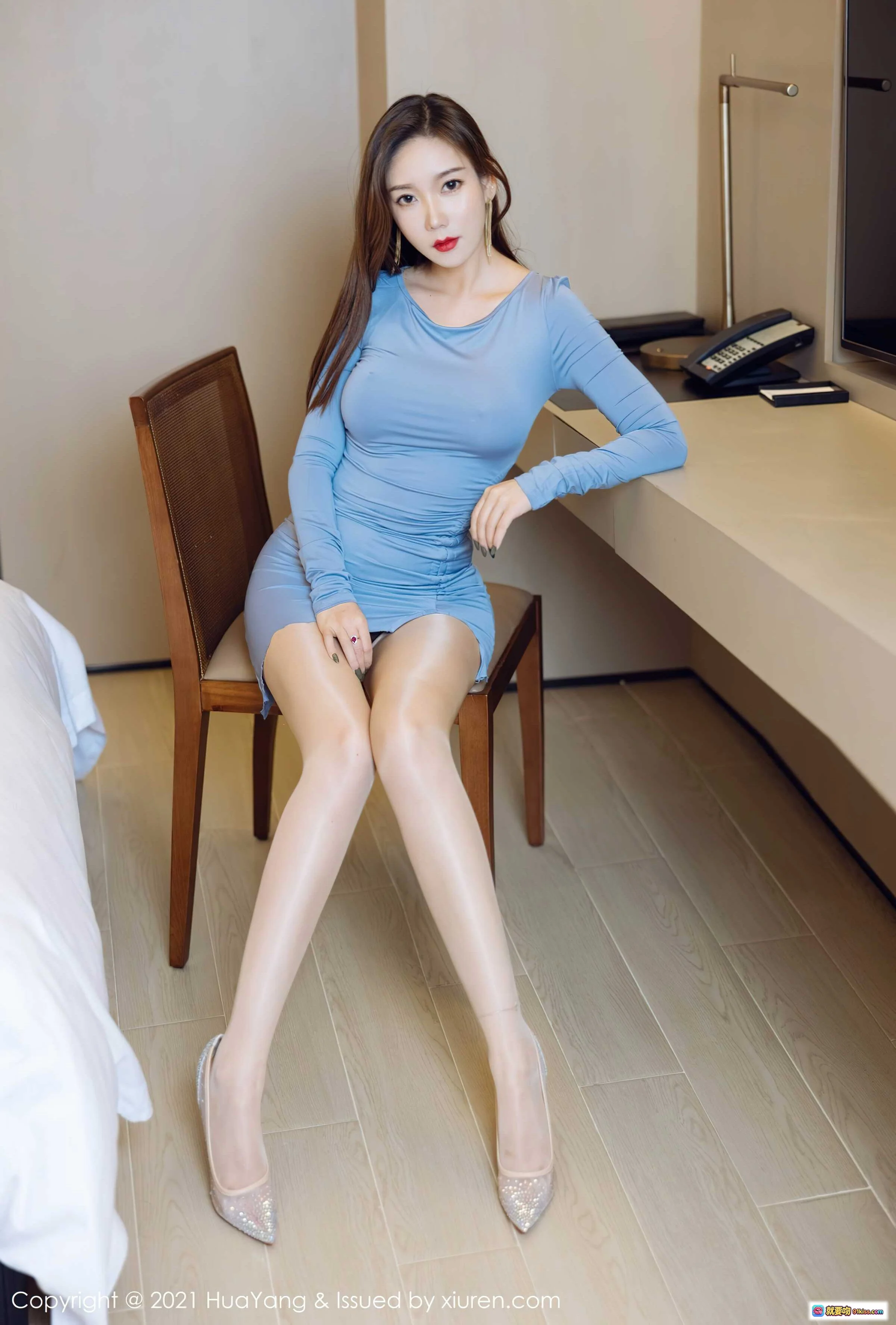艾静香蓝色紧身裙搭配透明丝袜高跟鞋写真 | HuaYang Vol.465 2021.11.17 美腿性感室内私房照 - 就要吻
