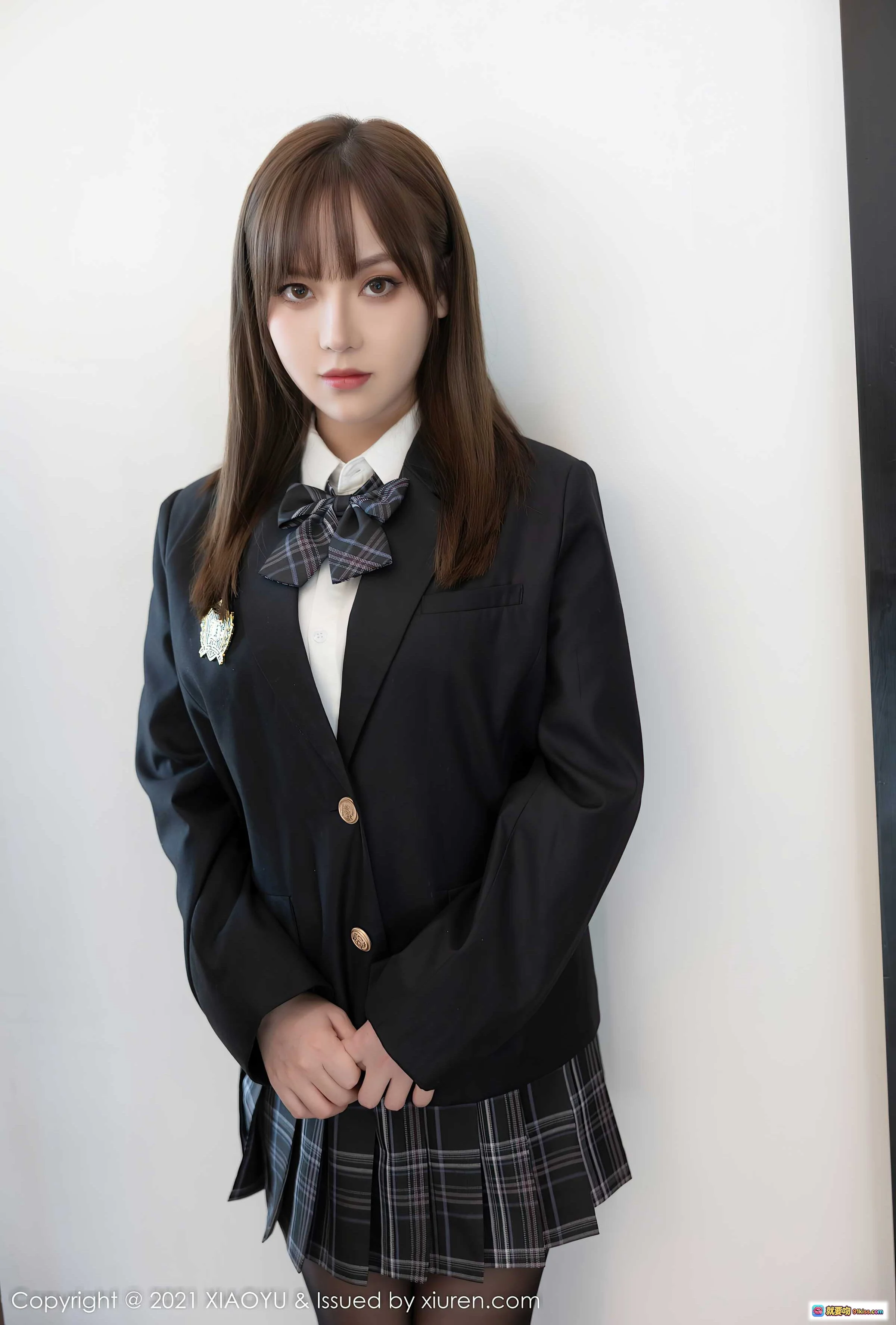 XiaoYu语画界2021.12.16 VOL.677 豆瓣酱 学生装写真 黑色西装格子裙制服少女 清纯甜美校园风高清图集 - 就要吻