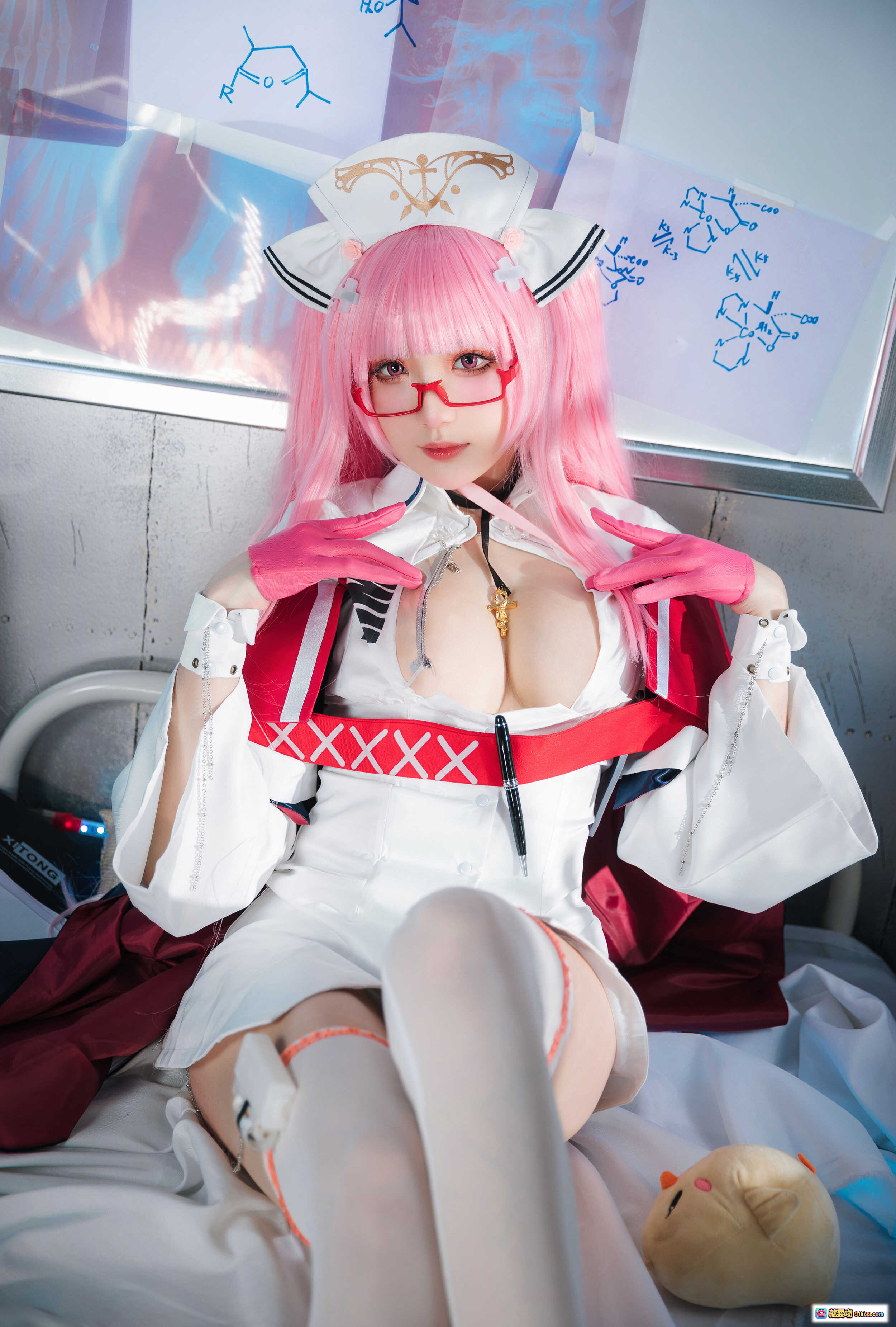 图片[8] - 瓜希酱NO.037英仙座护士Cosplay写真｜粉发红框眼镜白裙红饰医疗风美少女角色扮演高清图集 - 就要吻
