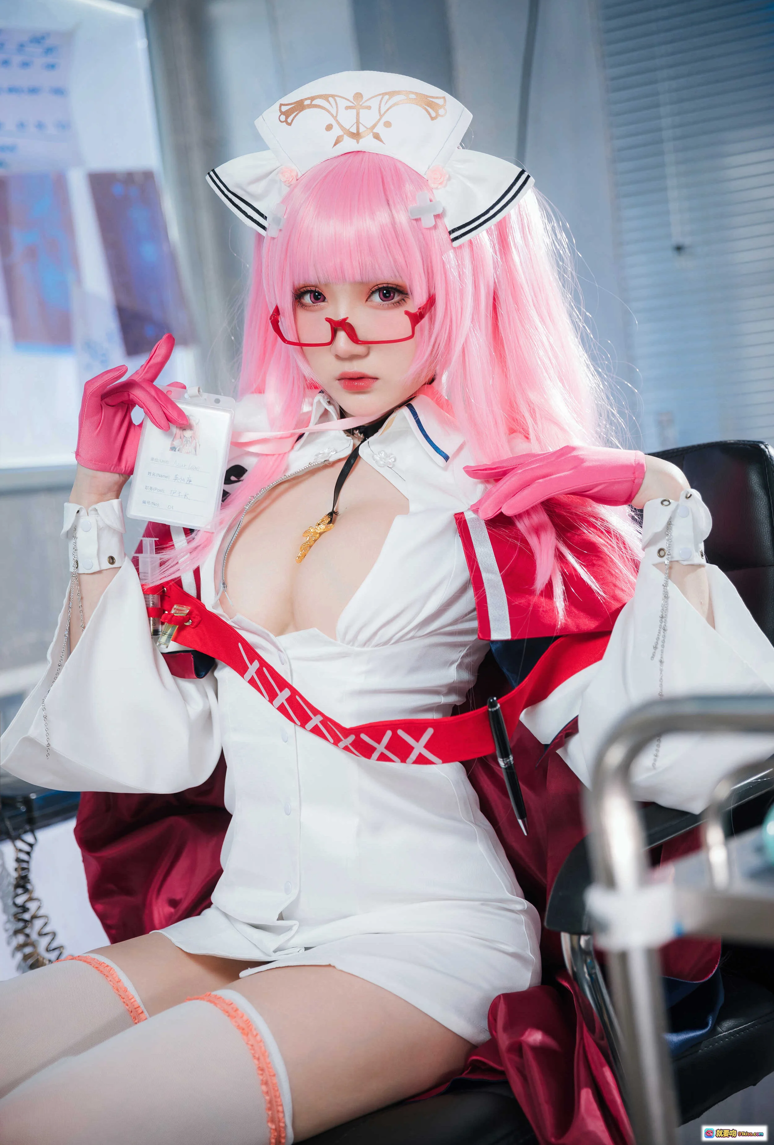 瓜希酱NO.037英仙座护士Cosplay写真｜粉发红框眼镜白裙红饰医疗风美少女角色扮演高清图集 - 就要吻