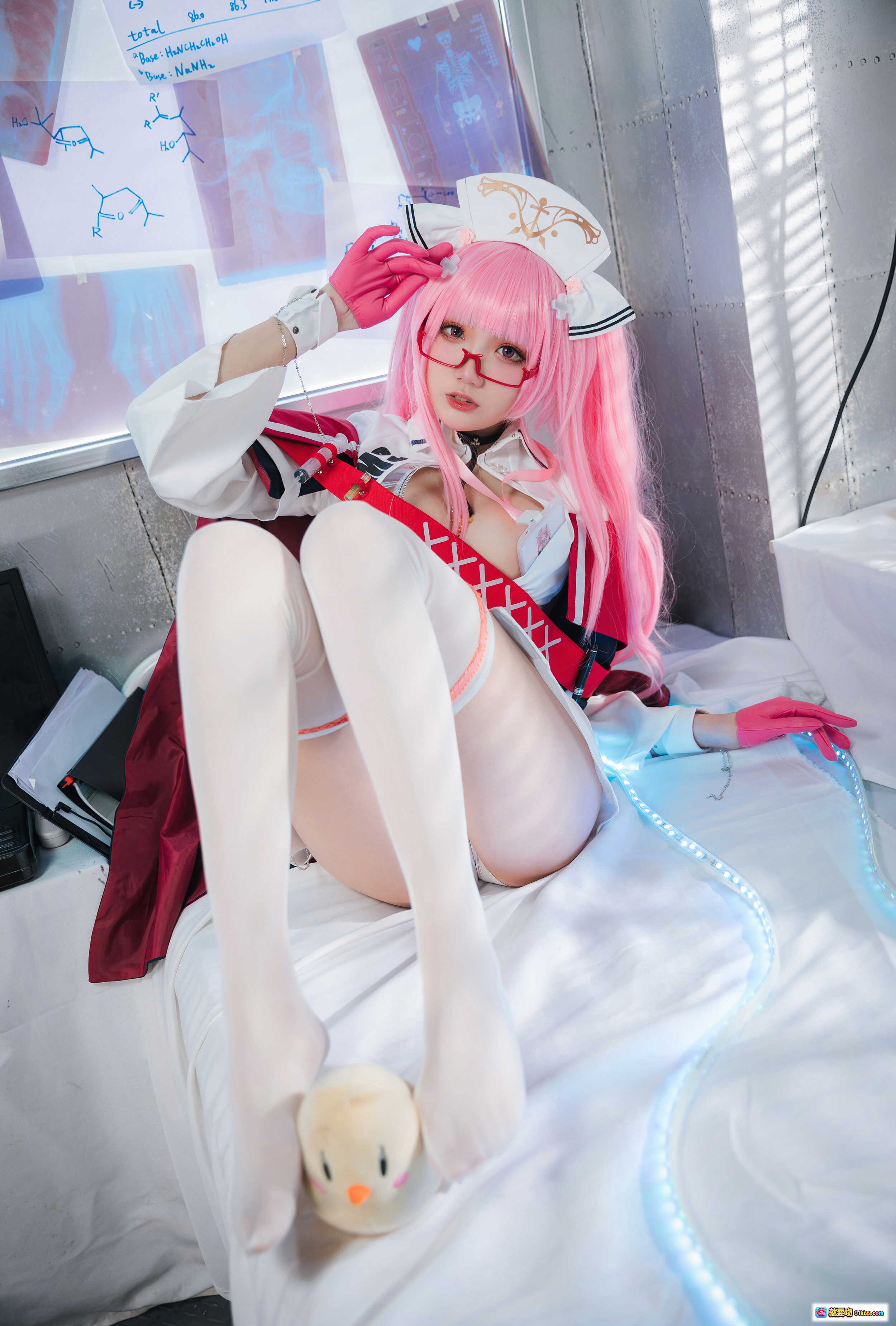 图片[7] - 瓜希酱NO.037英仙座护士Cosplay写真｜粉发红框眼镜白裙红饰医疗风美少女角色扮演高清图集 - 就要吻