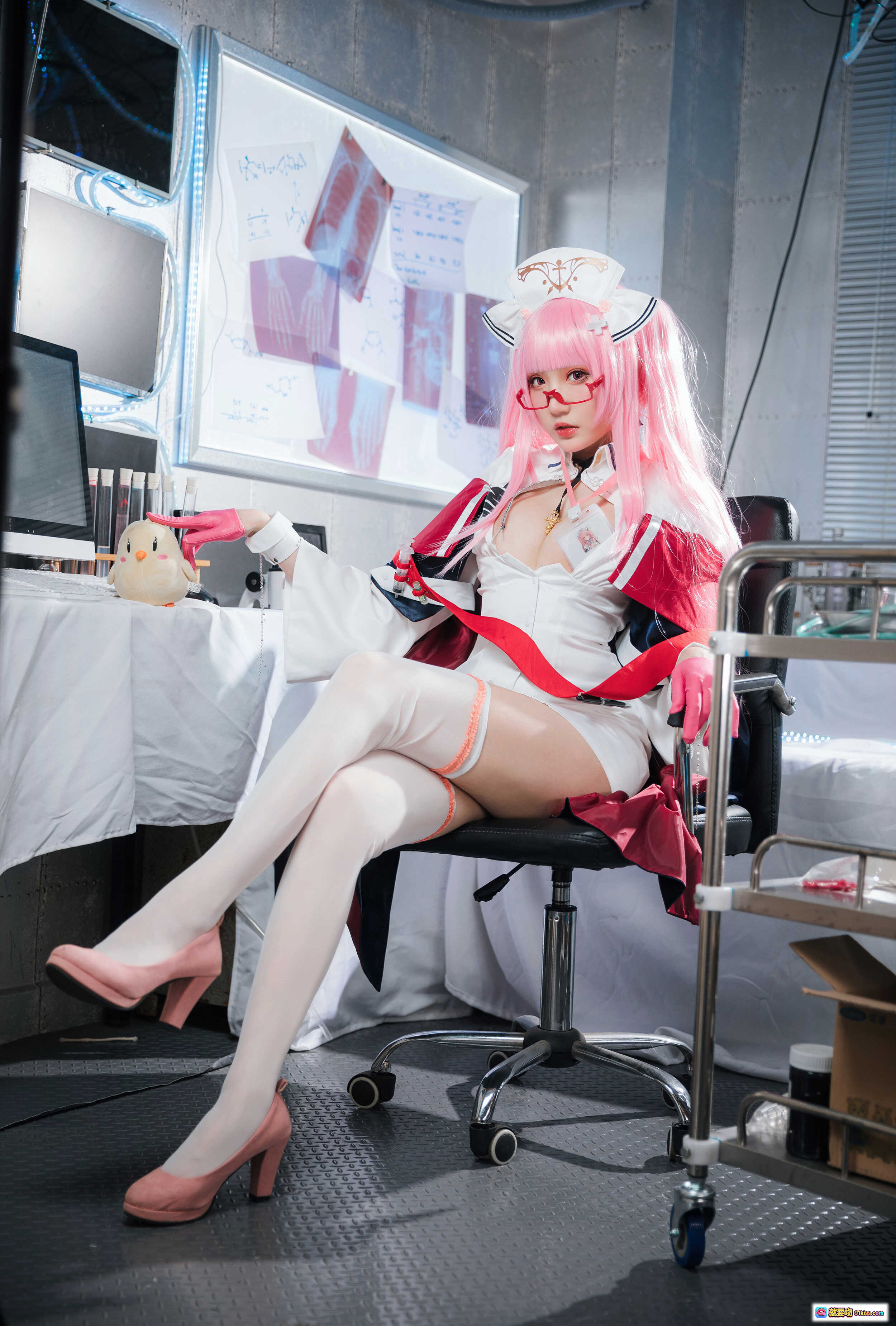 图片[9] - 瓜希酱NO.037英仙座护士Cosplay写真｜粉发红框眼镜白裙红饰医疗风美少女角色扮演高清图集 - 就要吻