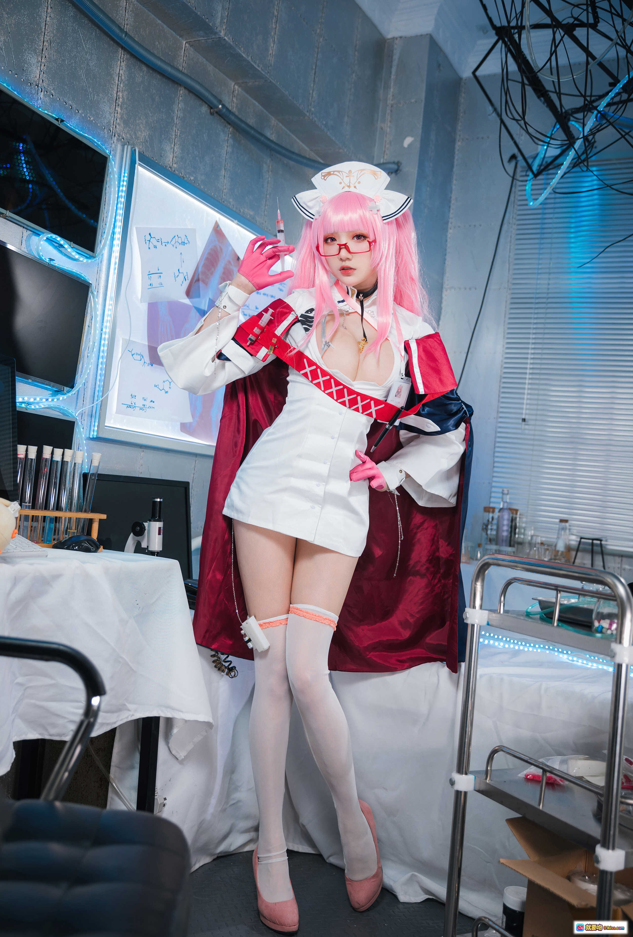 图片[5] - 瓜希酱NO.037英仙座护士Cosplay写真｜粉发红框眼镜白裙红饰医疗风美少女角色扮演高清图集 - 就要吻