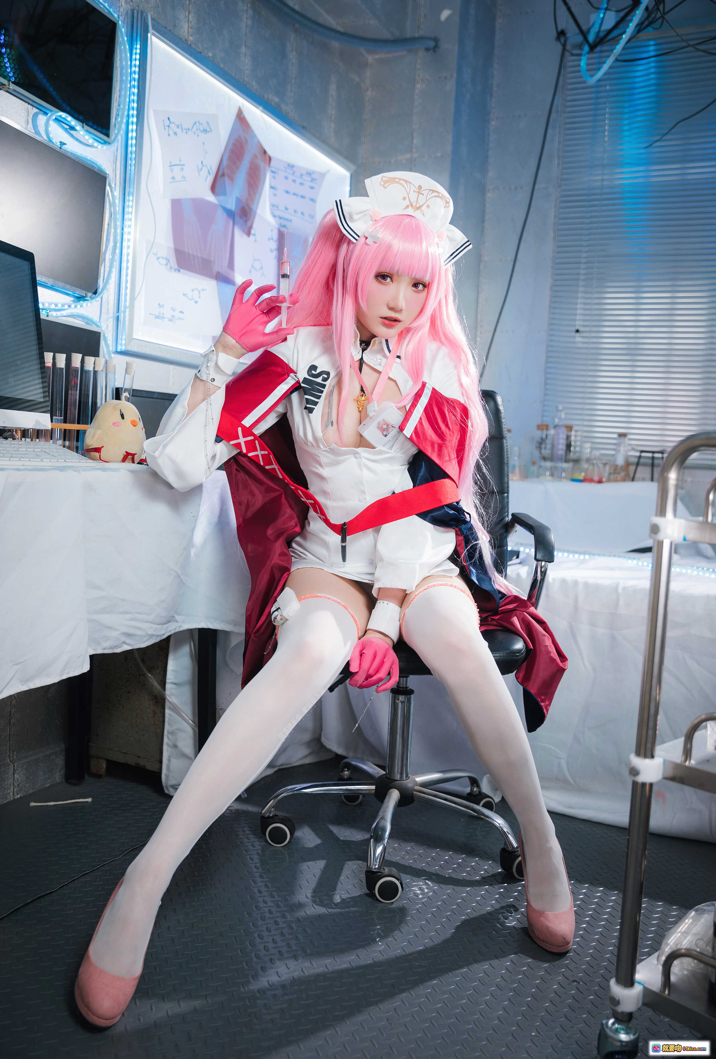 图片[3] - 瓜希酱NO.037英仙座护士Cosplay写真｜粉发红框眼镜白裙红饰医疗风美少女角色扮演高清图集 - 就要吻