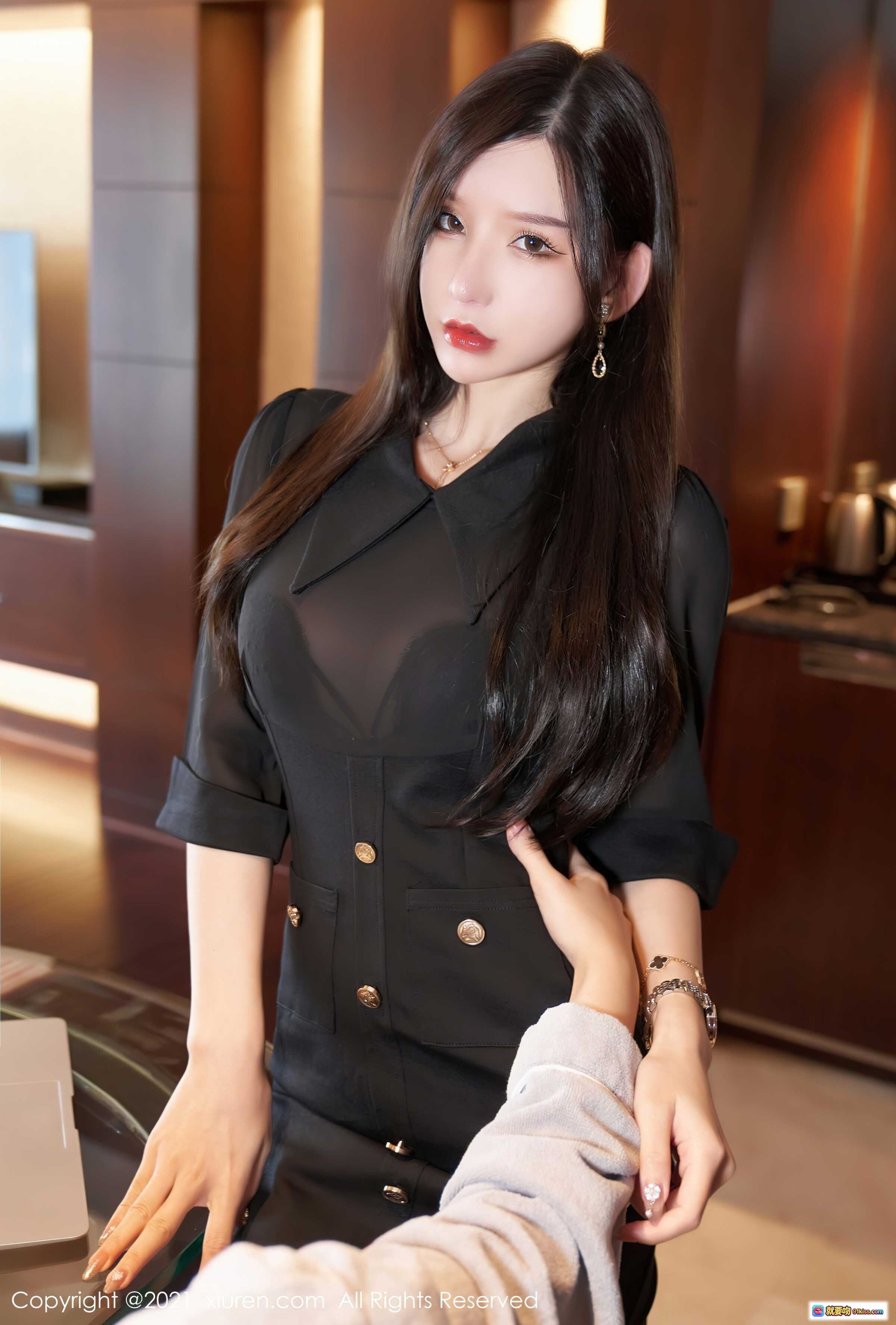 图片[1] - 周于希黑色透视衬衫写真 | 优雅长发红唇造型 | 高清室内人像摄影 | XIUREN秀人网No.4193 - 就要吻