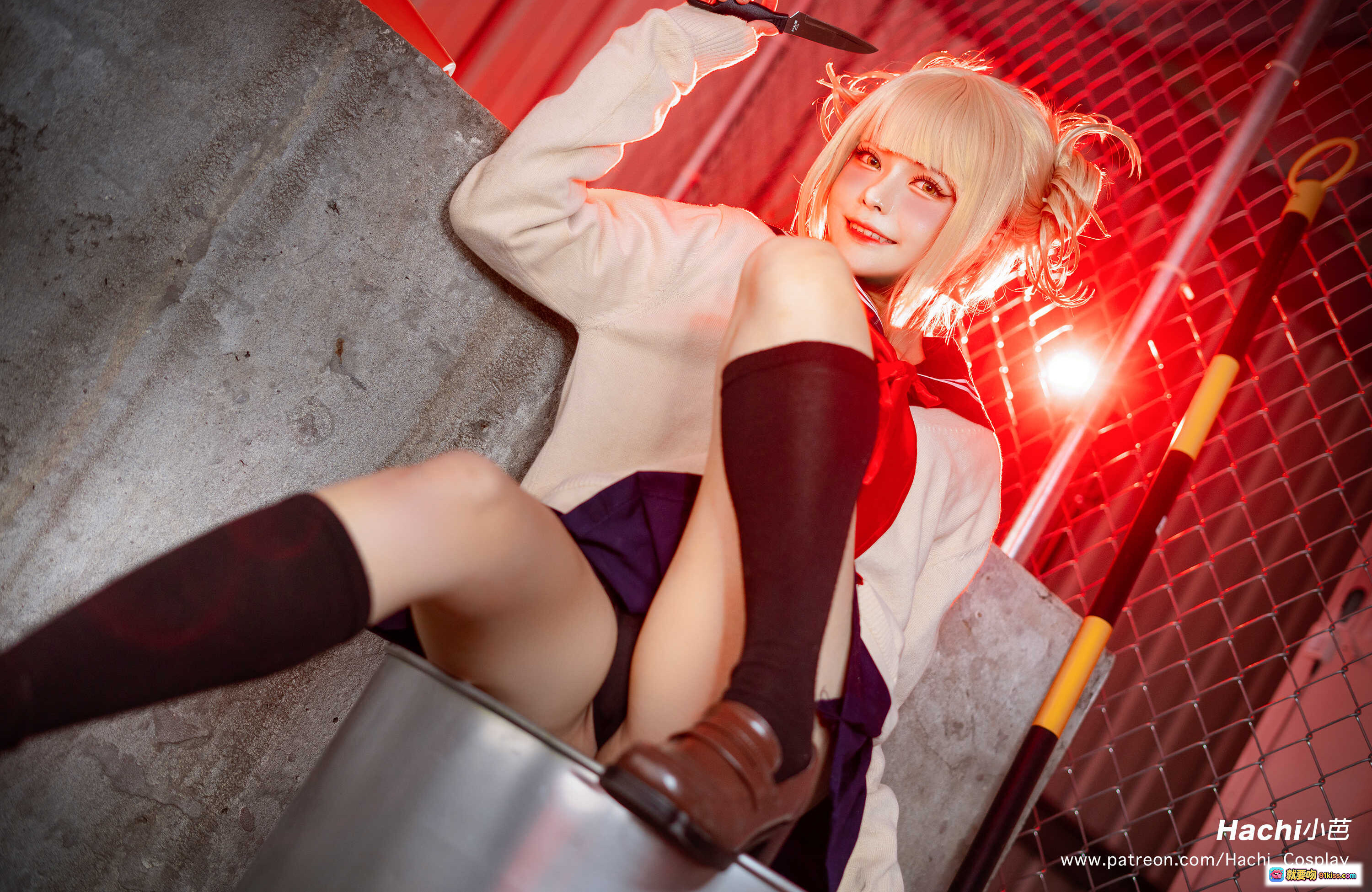 图片[9] - Hachi小芭NO.003渡我被身子Cosplay写真 金发少女水手服翘臀诱惑 红光工业风背景 13P高清图集 - 就要吻