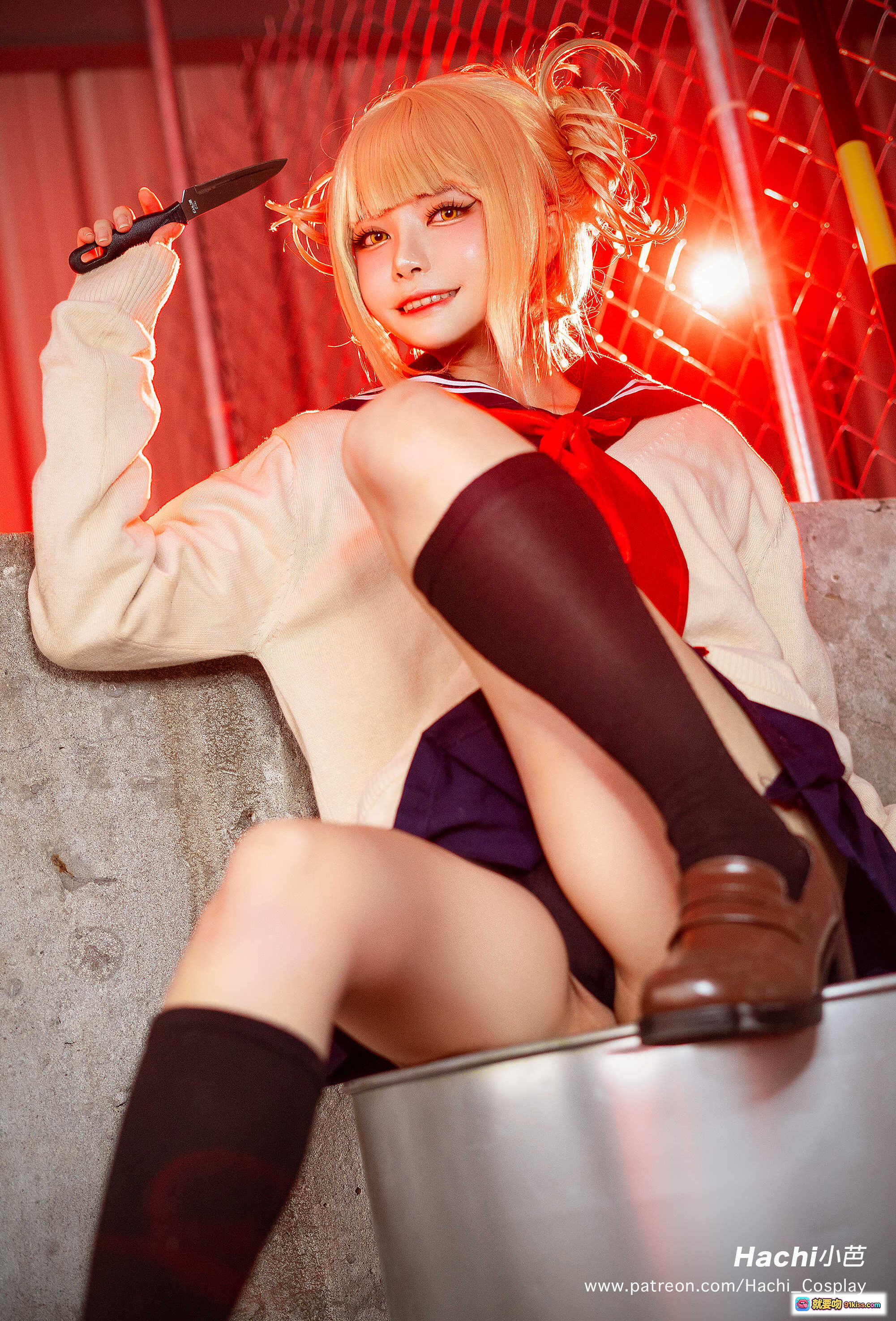 图片[6] - Hachi小芭NO.003渡我被身子Cosplay写真 金发少女水手服翘臀诱惑 红光工业风背景 13P高清图集 - 就要吻