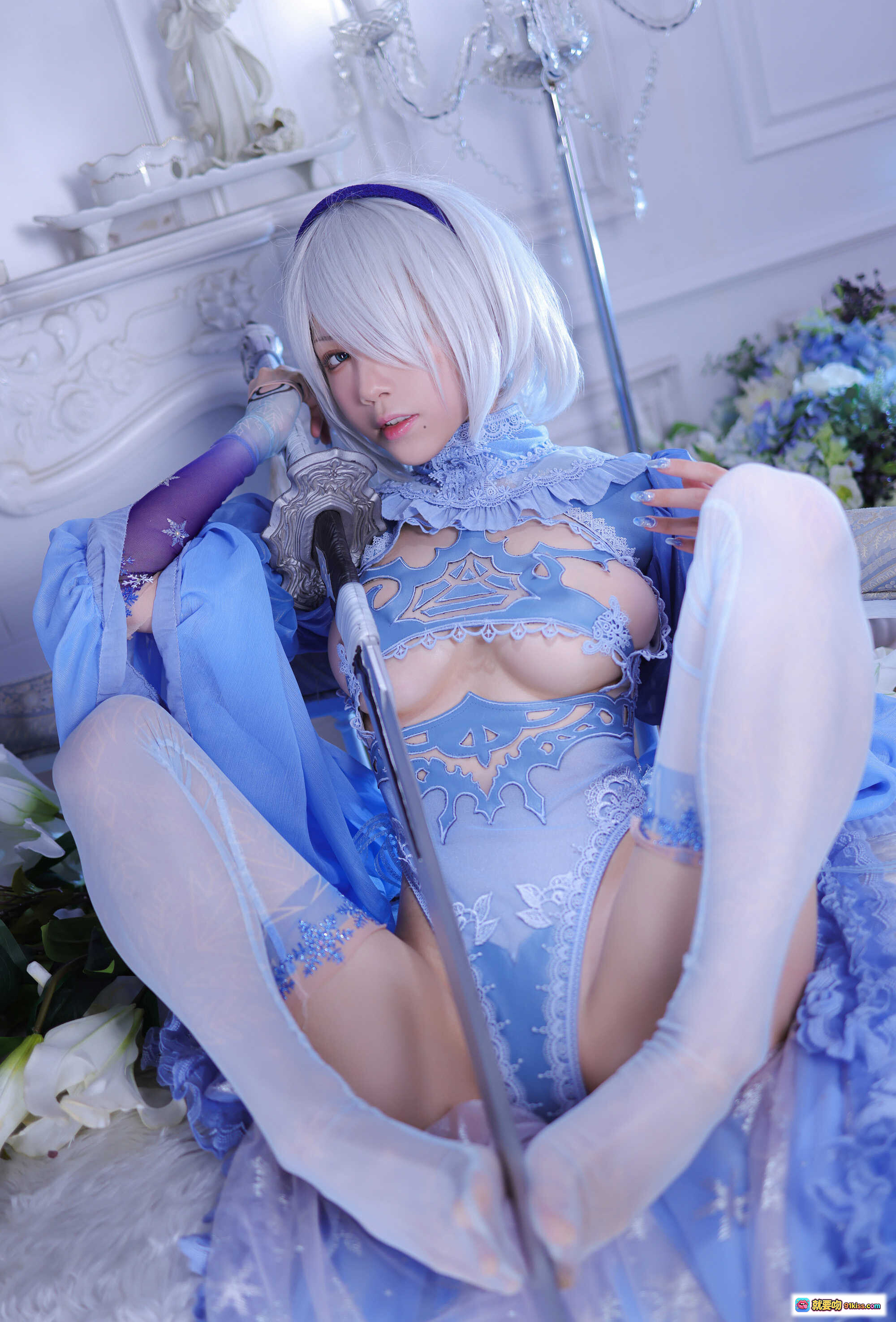 图片[6] - 水淼aqua NO.099 冰雪2B Cosplay写真 55P 蓝白蕾丝内衣 持剑跪姿 圣洁少女风 冬日圣诞树背景 精致妆发 白发蓝带 优雅性感 美腿丝袜 水晶装饰场景 - 就要吻