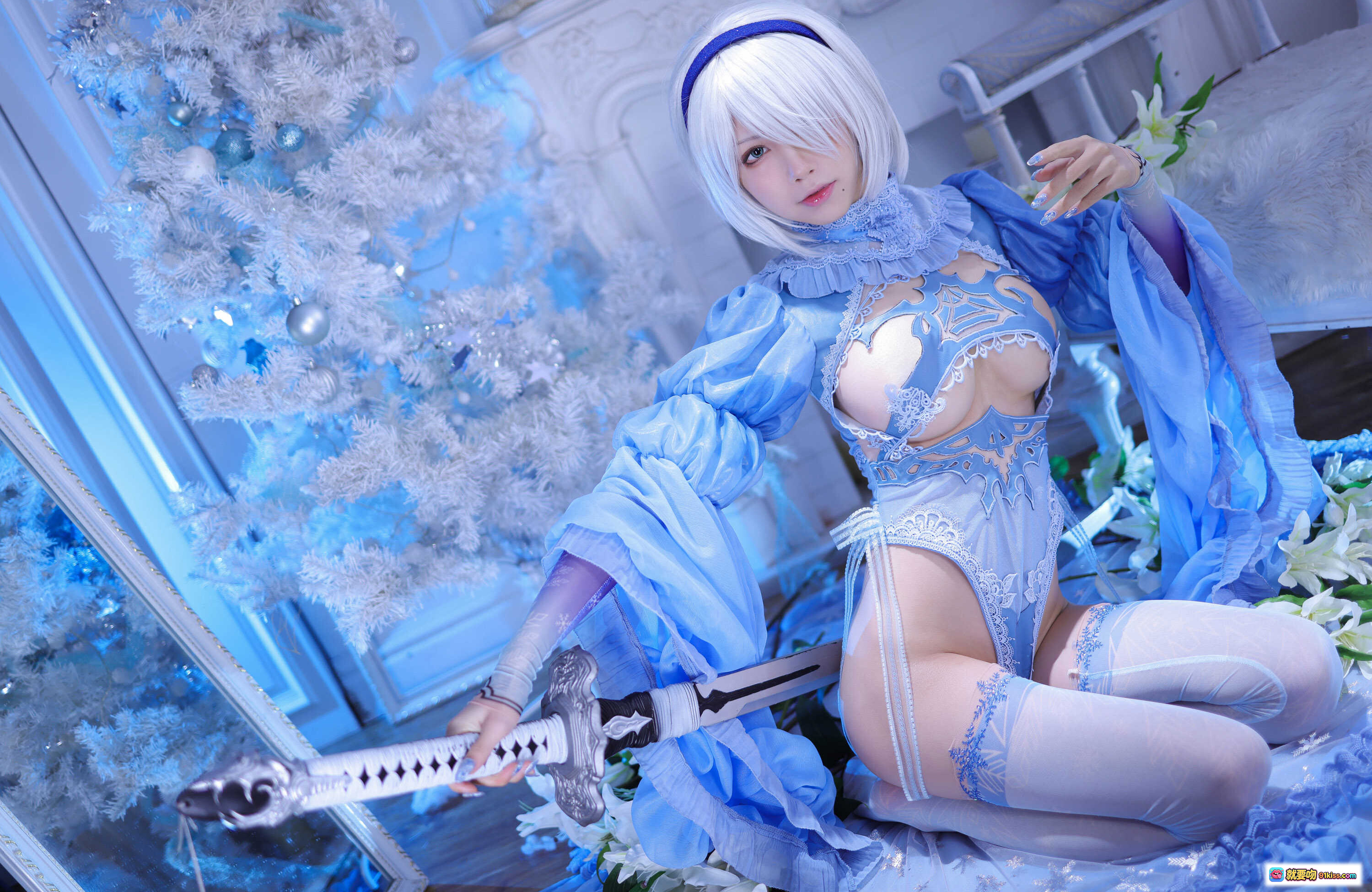 图片[1] - 水淼aqua NO.099 冰雪2B Cosplay写真 55P 蓝白蕾丝内衣 持剑跪姿 圣洁少女风 冬日圣诞树背景 精致妆发 白发蓝带 优雅性感 美腿丝袜 水晶装饰场景 - 就要吻