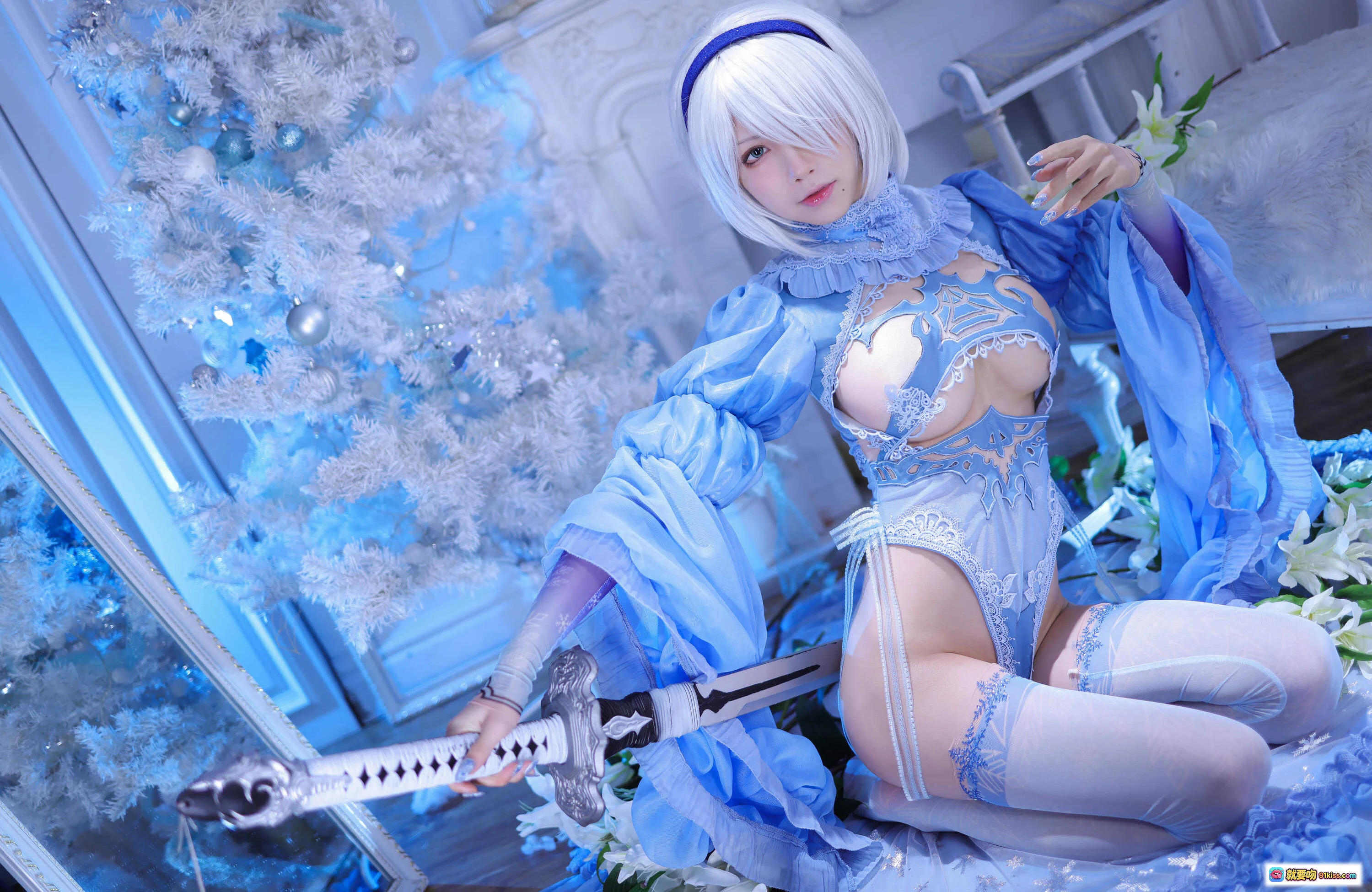 水淼aqua NO.099 冰雪2B Cosplay写真 55P 蓝白蕾丝内衣 持剑跪姿 圣洁少女风 冬日圣诞树背景 精致妆发 白发蓝带 优雅性感 美腿丝袜 水晶装饰场景 - 就要吻