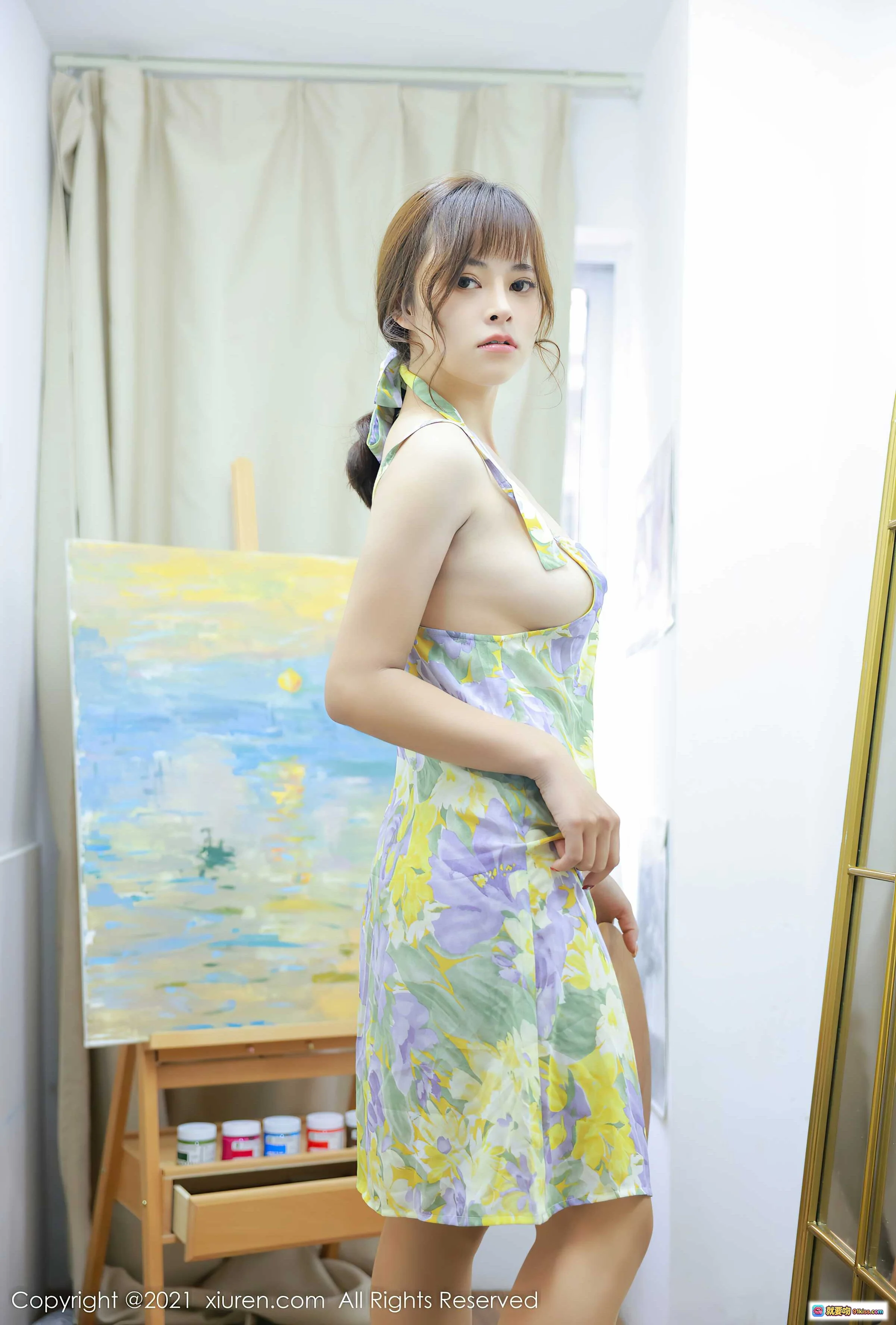 奈沐子云南大理旅拍写真 | 花色吊带裙艺术画室美拍 | XiuRen秀人网2021.12.27 NO.4387 - 就要吻