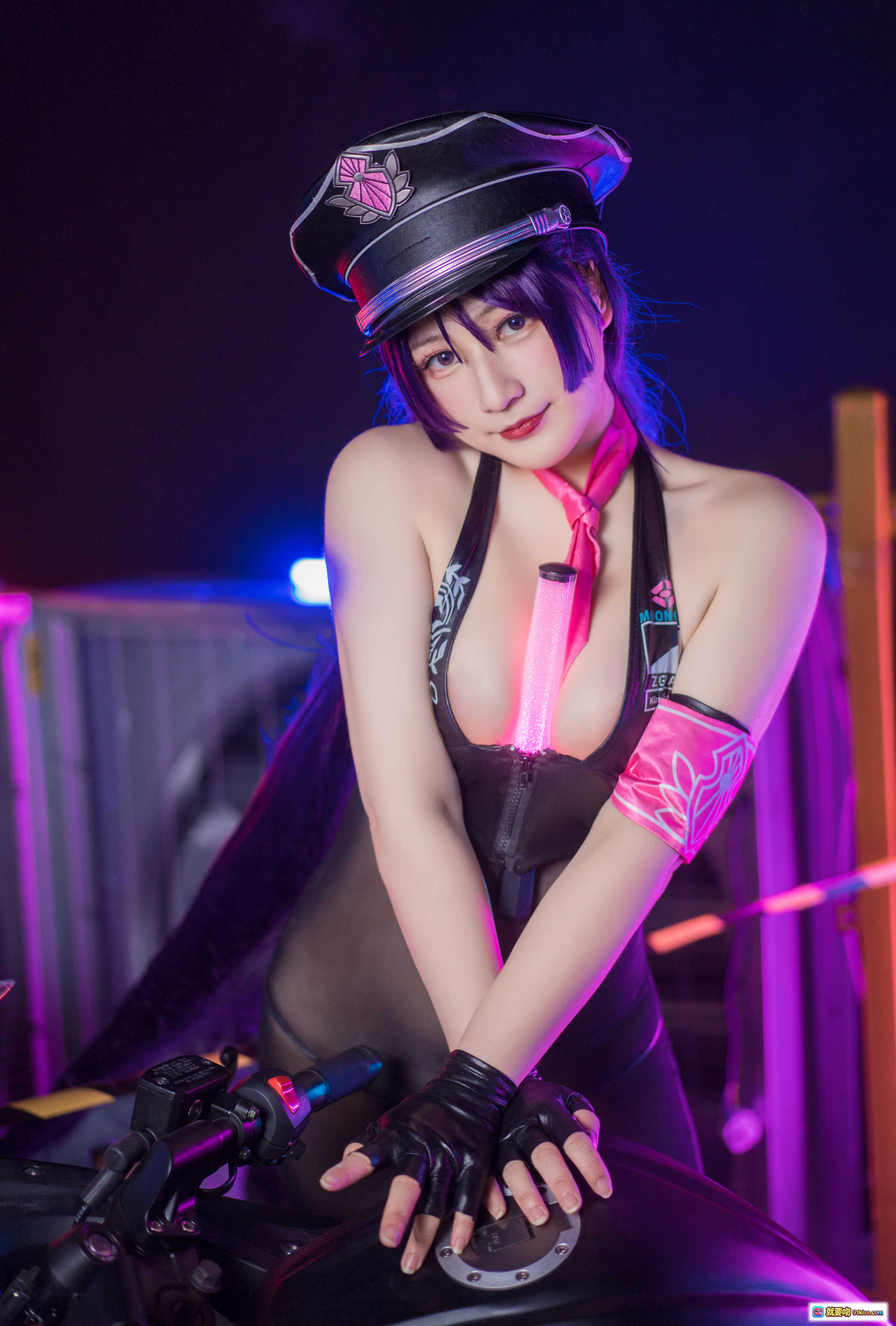 图片[2] - Zaya秋杀生院祈荒Cosplay写真 | 紫发机车少女 | 黑色紧身衣高跟鞋 | 霓虹灯工业风场景 | 9P103MB高清图集 - 就要吻