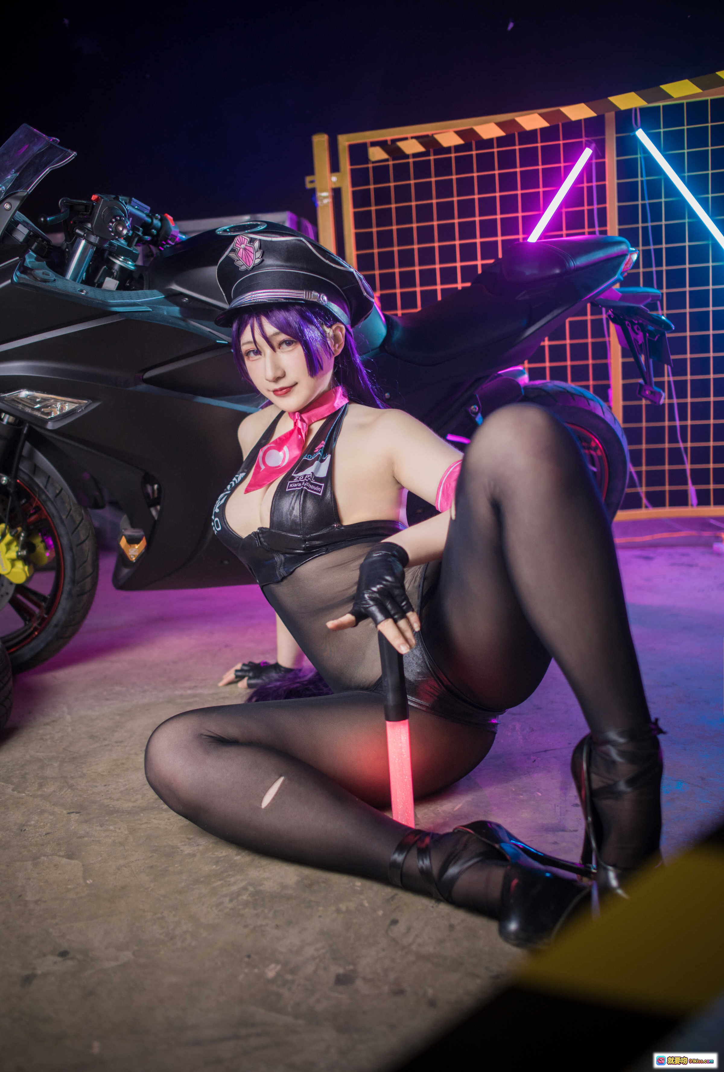 图片[5] - Zaya秋杀生院祈荒Cosplay写真 | 紫发机车少女 | 黑色紧身衣高跟鞋 | 霓虹灯工业风场景 | 9P103MB高清图集 - 就要吻