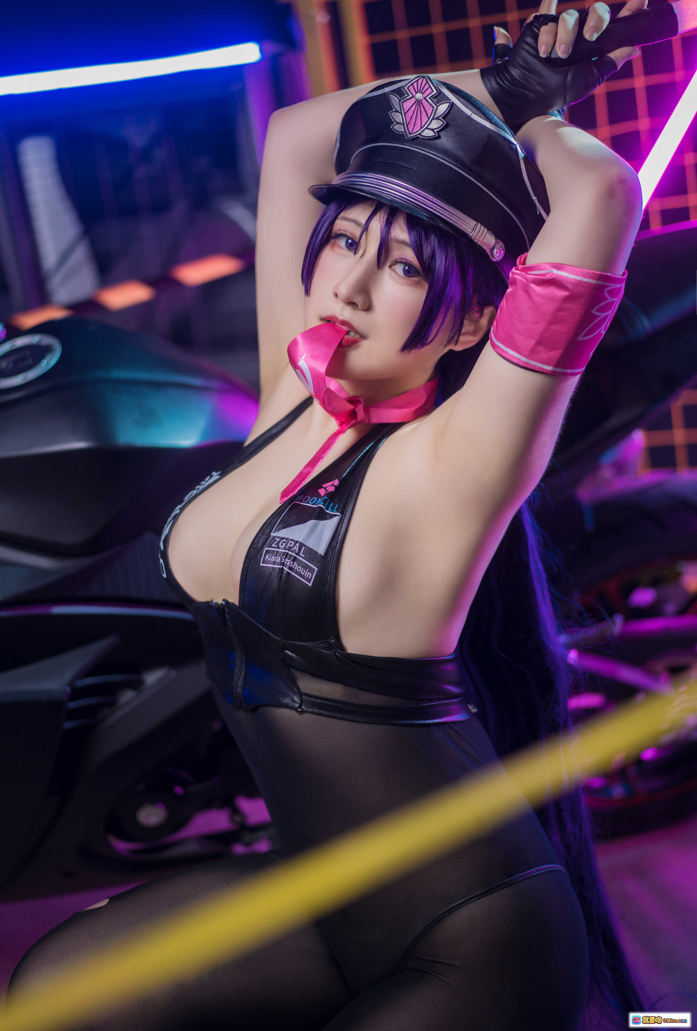 图片[3] - Zaya秋杀生院祈荒Cosplay写真 | 紫发机车少女 | 黑色紧身衣高跟鞋 | 霓虹灯工业风场景 | 9P103MB高清图集 - 就要吻
