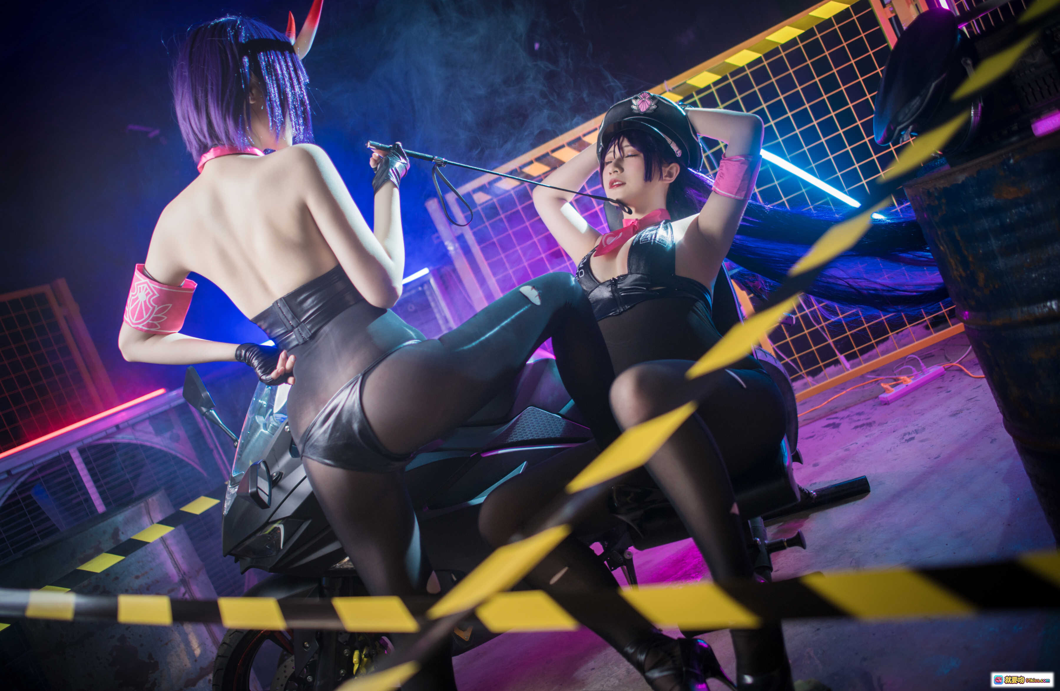 图片[6] - Zaya秋杀生院祈荒Cosplay写真 | 紫发机车少女 | 黑色紧身衣高跟鞋 | 霓虹灯工业风场景 | 9P103MB高清图集 - 就要吻