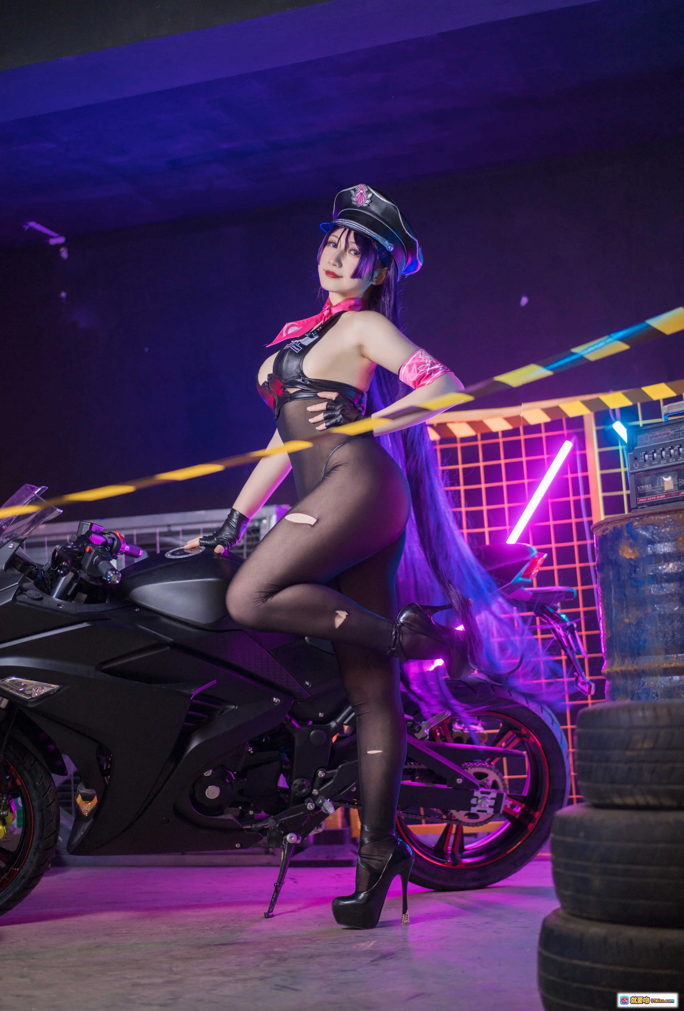 Zaya秋杀生院祈荒Cosplay写真 | 紫发机车少女 | 黑色紧身衣高跟鞋 | 霓虹灯工业风场景 | 9P103MB高清图集 - 就要吻