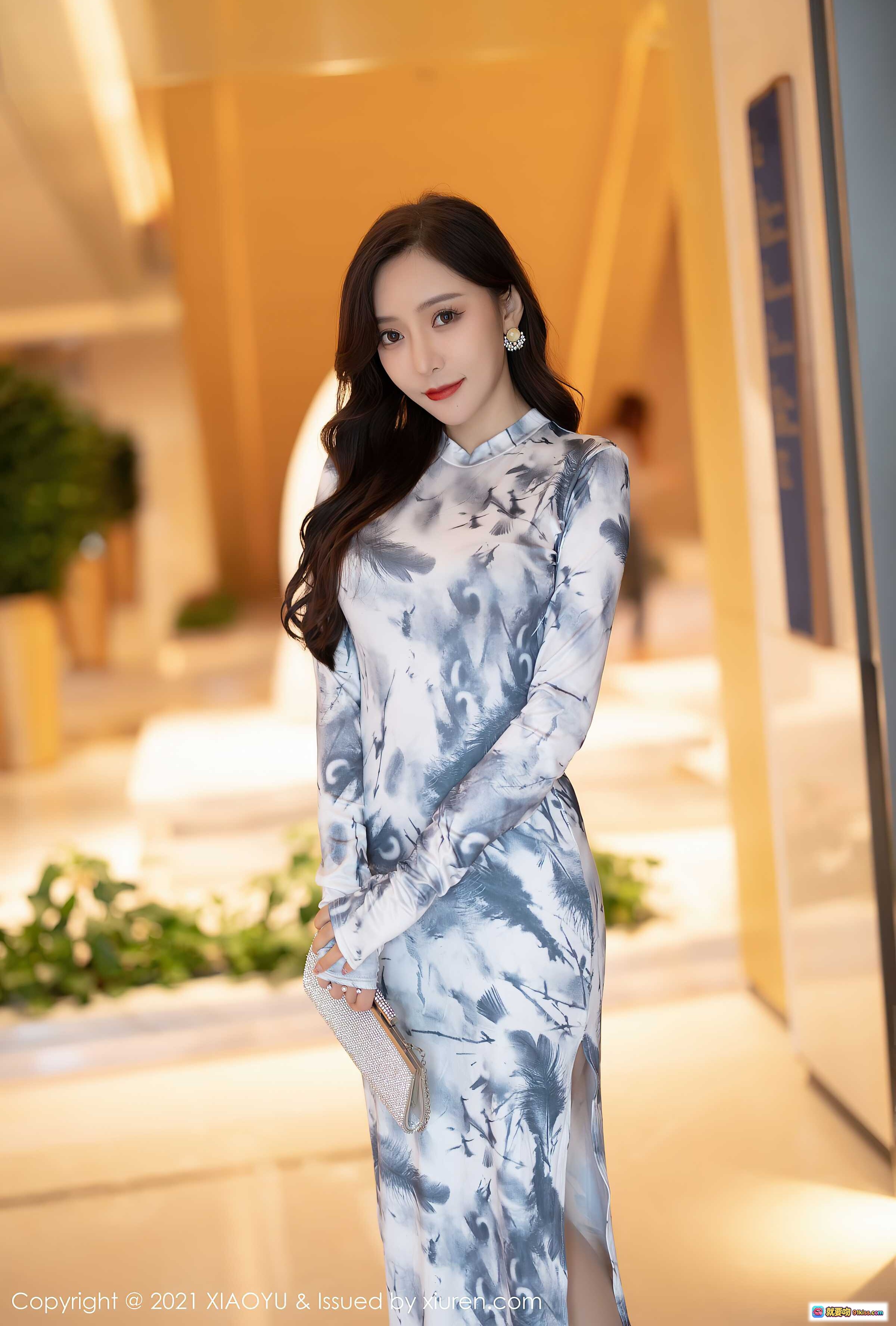 图片[1] - 王馨瑶yanni优雅旗袍写真 | 灰白水墨印花长裙 | 高开叉设计 | 精致耳饰搭配 | 室内暖光人像摄影 | XIAOYU VOL.652 2021.11.11 - 就要吻