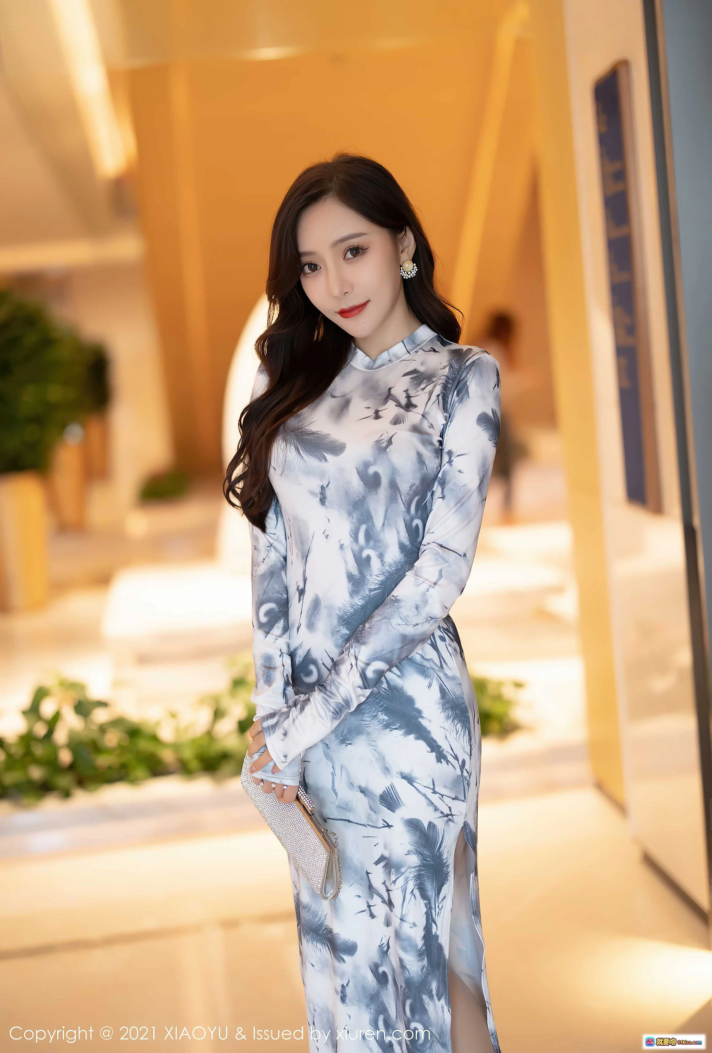 王馨瑶yanni优雅旗袍写真 | 灰白水墨印花长裙 | 高开叉设计 | 精致耳饰搭配 | 室内暖光人像摄影 | XIAOYU VOL.652 2021.11.11 - 就要吻