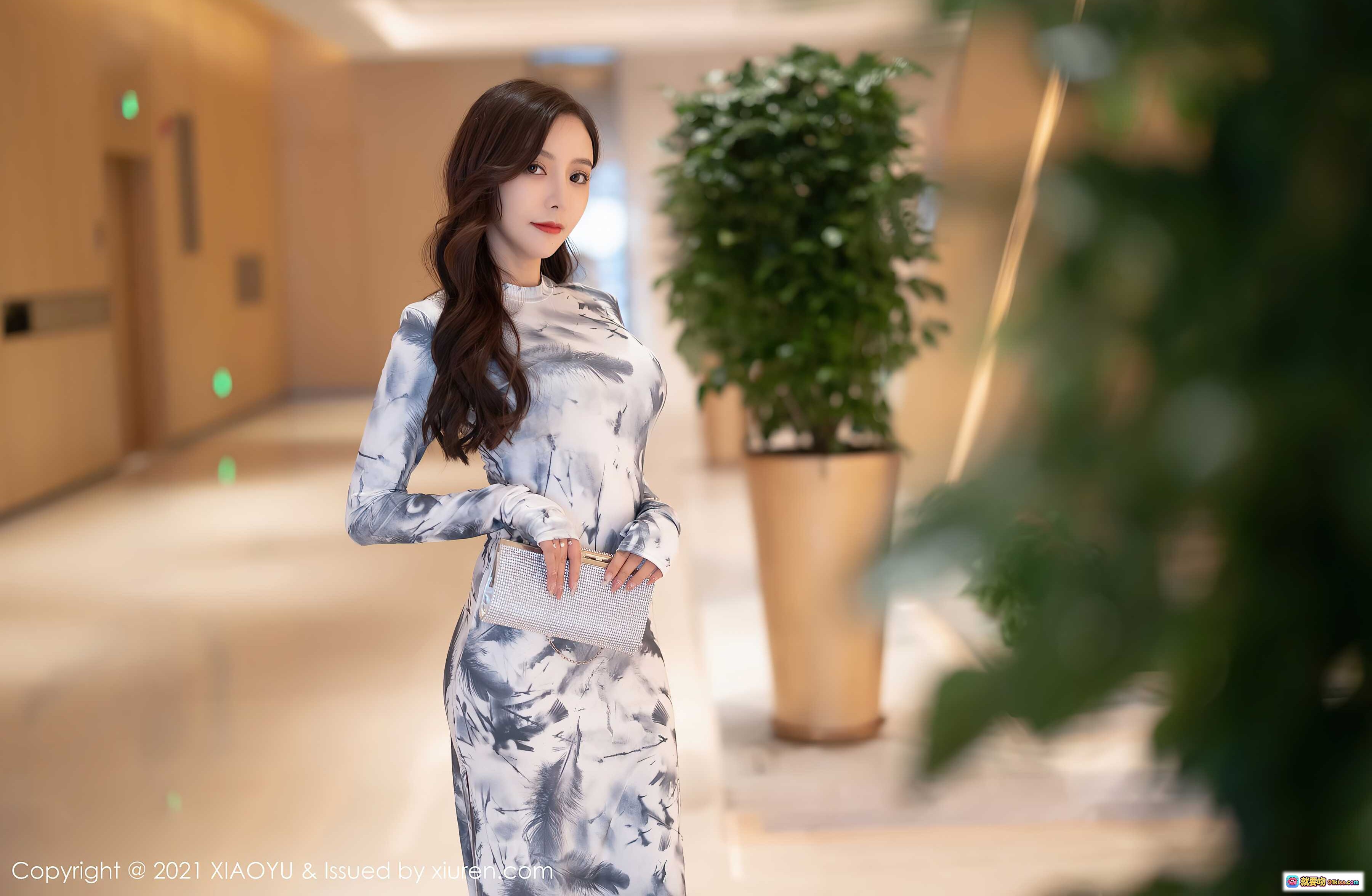 图片[6] - 王馨瑶yanni优雅旗袍写真 | 灰白水墨印花长裙 | 高开叉设计 | 精致耳饰搭配 | 室内暖光人像摄影 | XIAOYU VOL.652 2021.11.11 - 就要吻