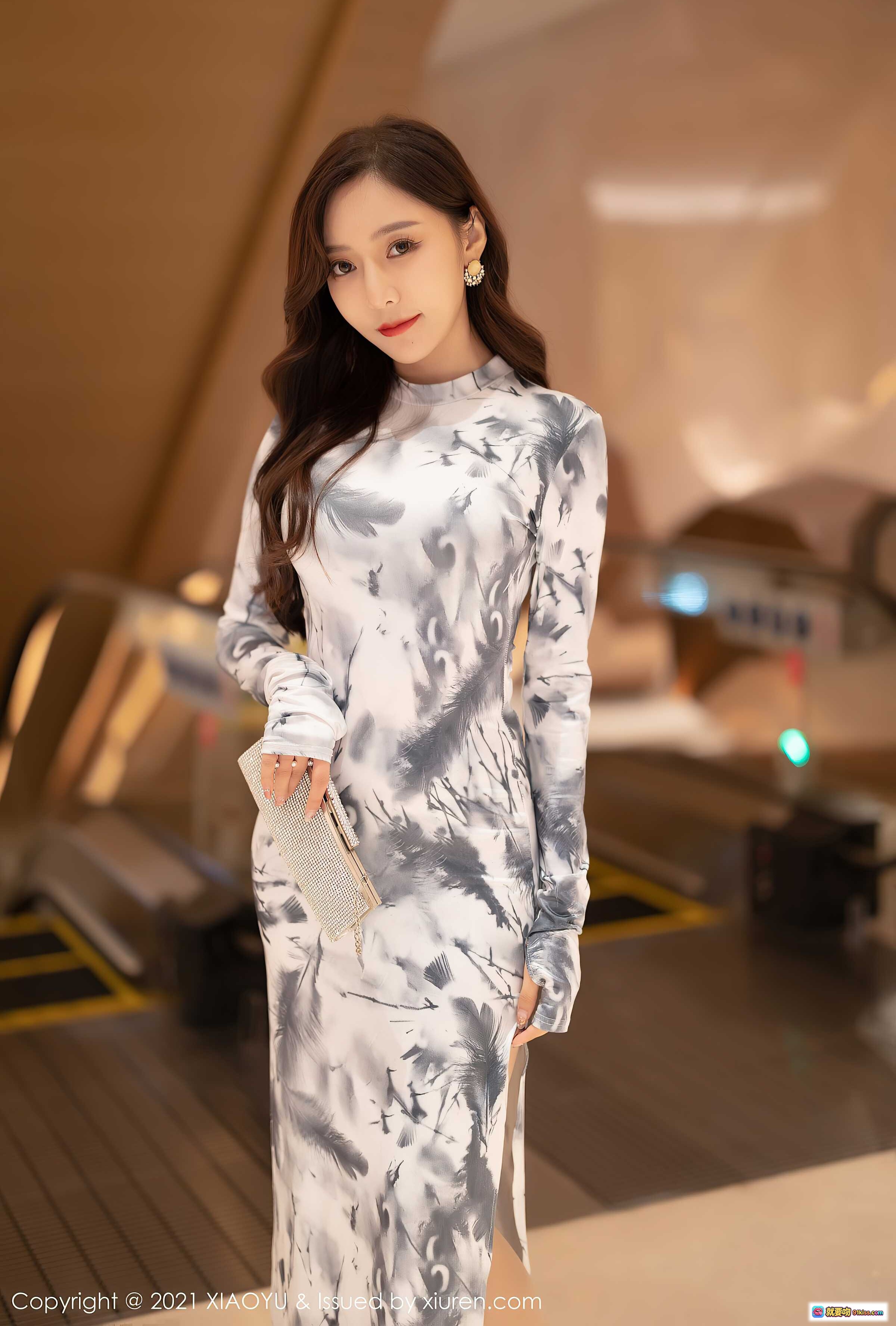 图片[9] - 王馨瑶yanni优雅旗袍写真 | 灰白水墨印花长裙 | 高开叉设计 | 精致耳饰搭配 | 室内暖光人像摄影 | XIAOYU VOL.652 2021.11.11 - 就要吻