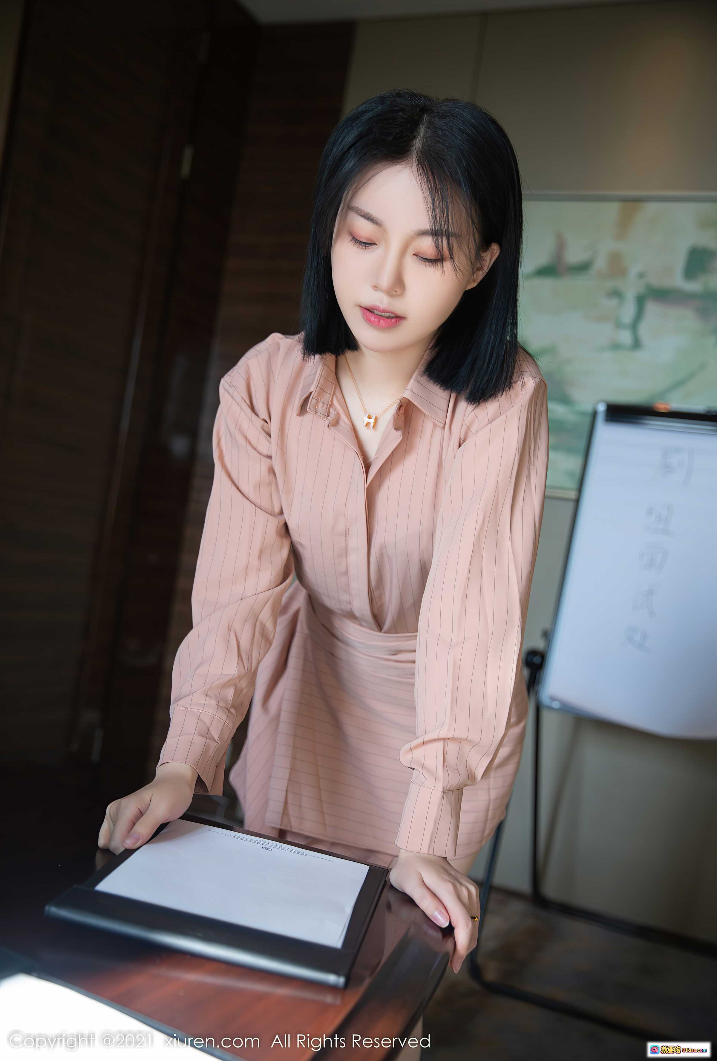 图片[2] - 剧组面试处白板标识_室内场景_手写中文标语_摄影棚布置_秀人网2021写真花絮 - 就要吻