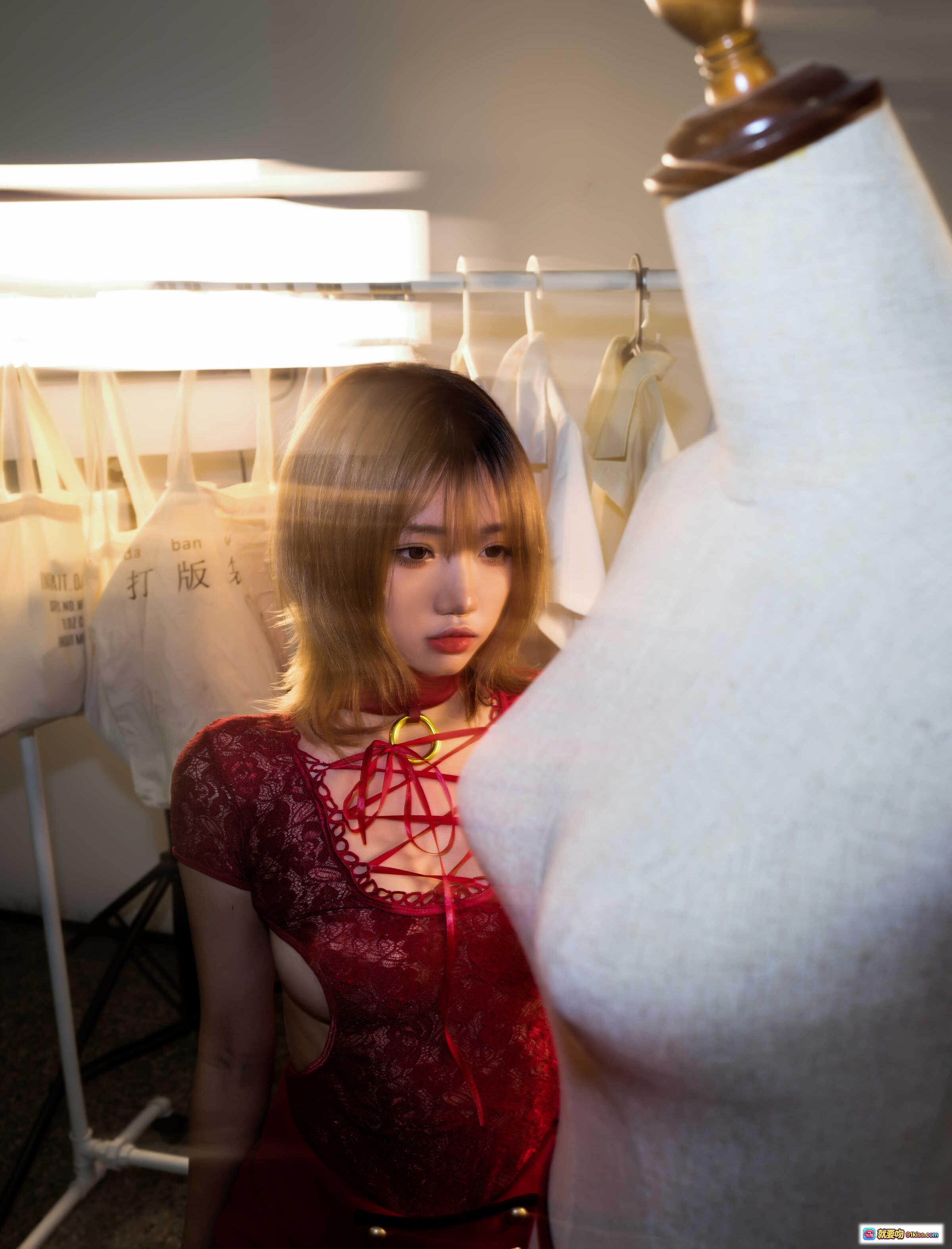 图片[1] - 柒柒要乖哦 红色蕾丝镂空连衣裙 时尚写真 人像摄影 室内灯光氛围 模特造型 打版袋背景 58P高清图集 - 就要吻