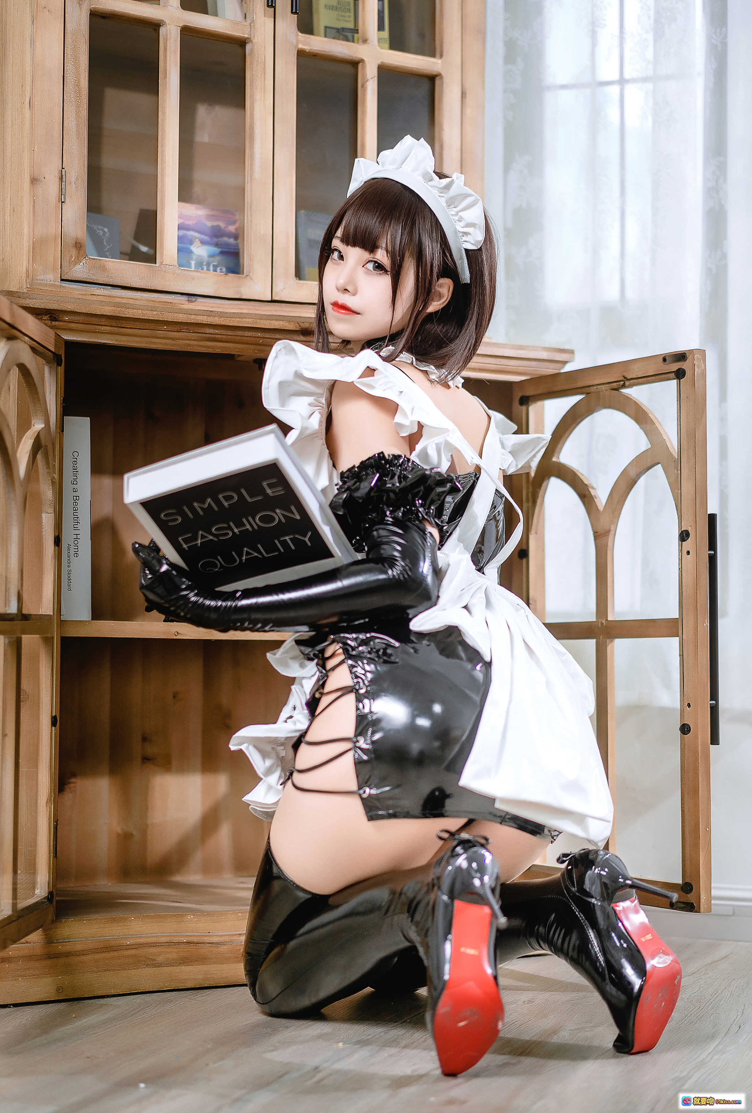 图片[6] - 蜜汁猫裘NO.074胶衣女仆写真 | 黑色亮面紧身裙+过膝长靴+白色蕾丝围裙+高跟鞋 | 室内书柜场景性感摆拍 - 就要吻