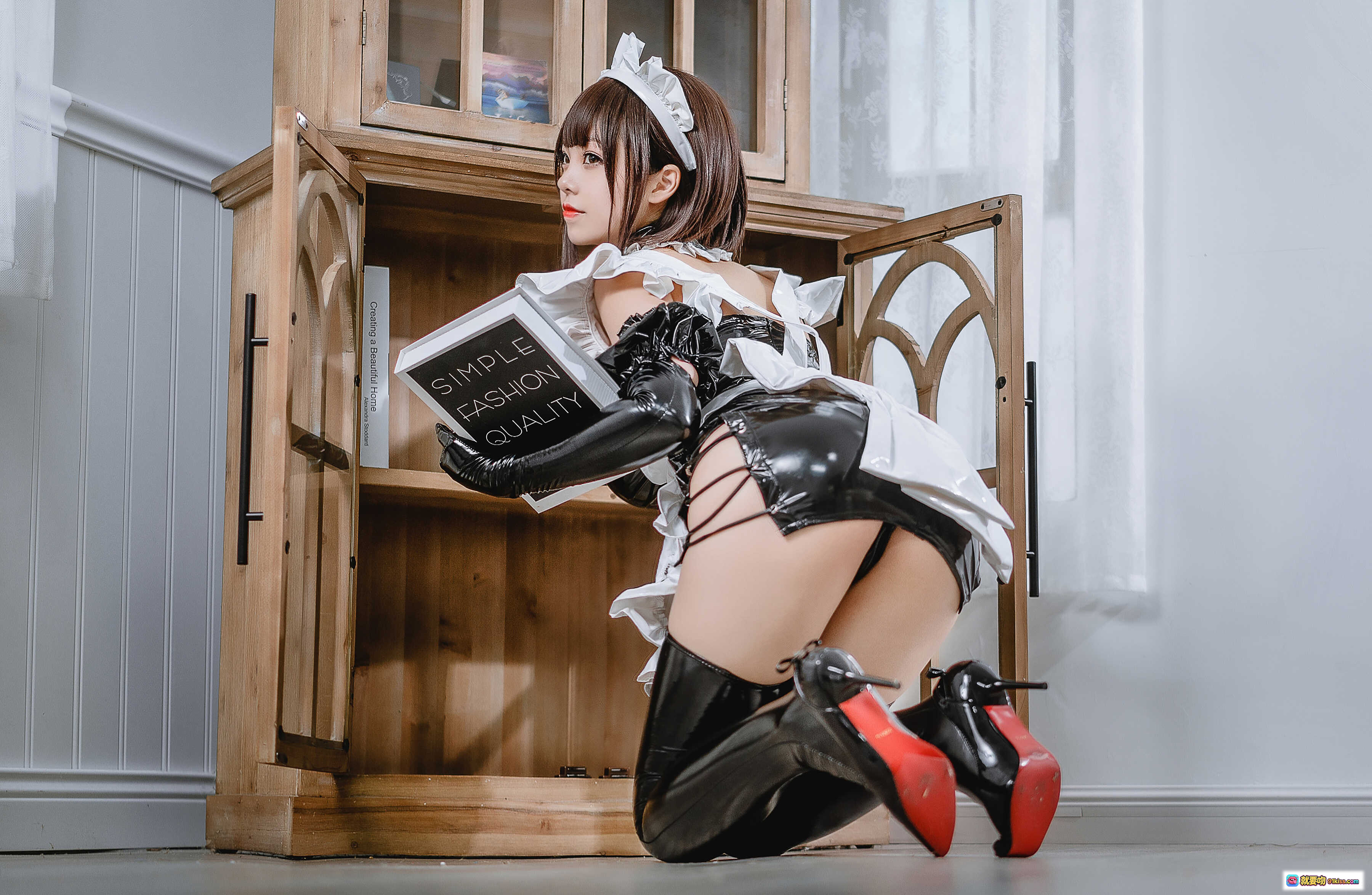 图片[3] - 蜜汁猫裘NO.074胶衣女仆写真 | 黑色亮面紧身裙+过膝长靴+白色蕾丝围裙+高跟鞋 | 室内书柜场景性感摆拍 - 就要吻