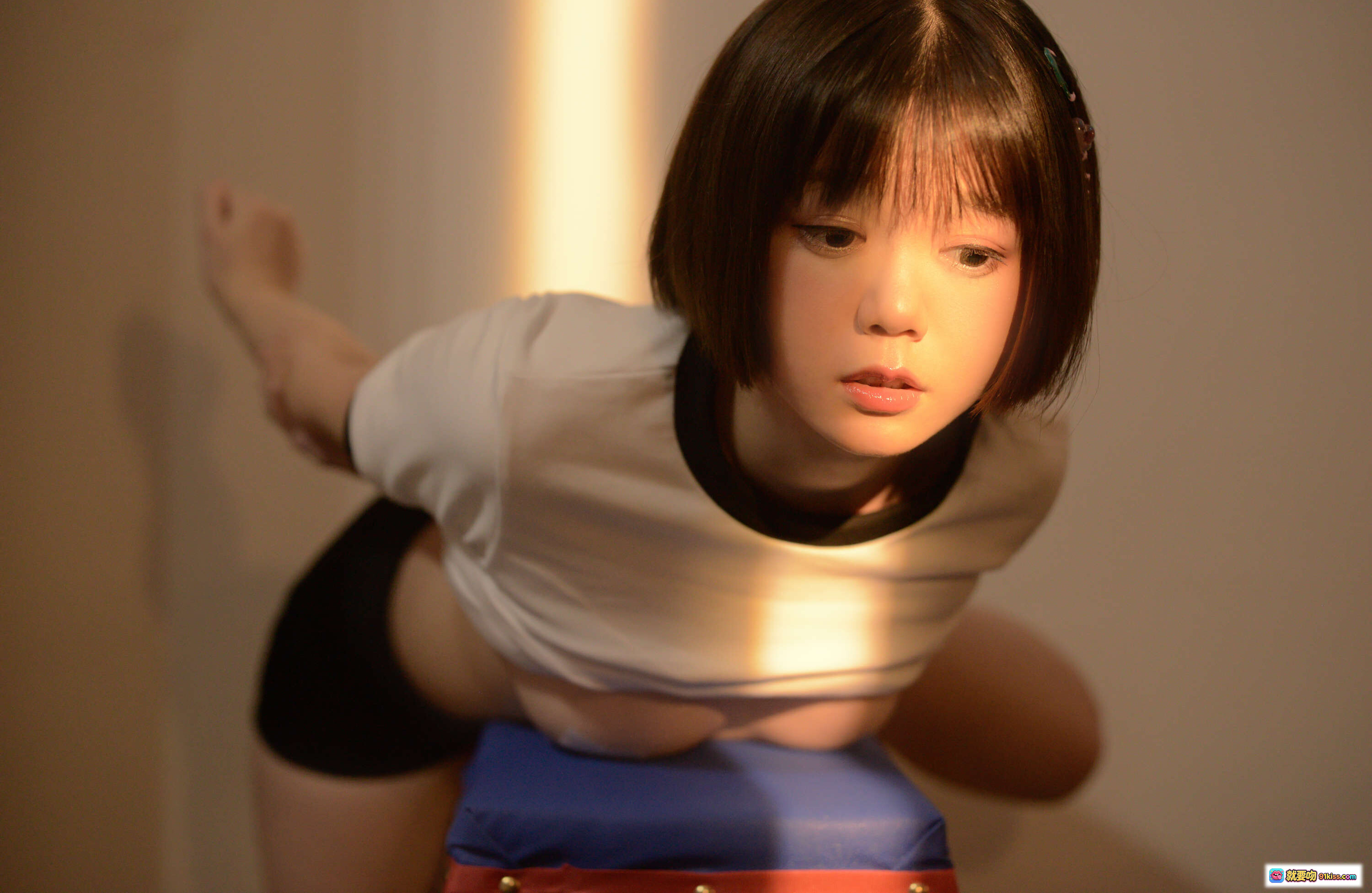 图片[4] - きょう肉肉 vol.16 スポーツ倉庫でロック｜透明感ボディ・ショートヘア・黒ショーツ・白Tシャツ・セクシーポーズ・柔らかな光の演出 - 就要吻