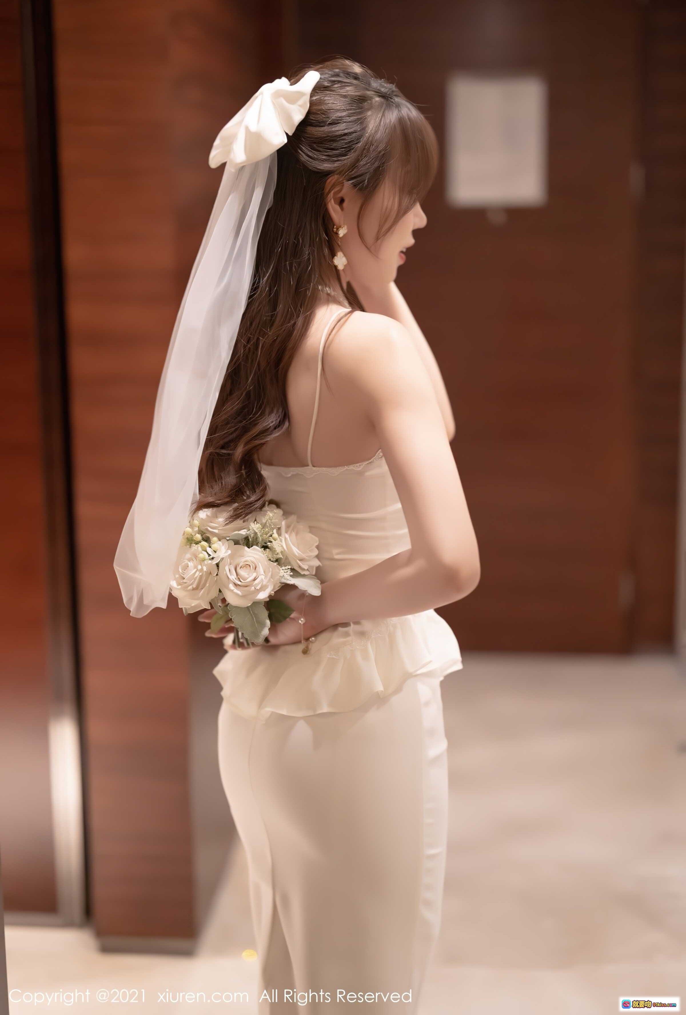 图片[2] - 芝芝优雅白裙写真｜精致蕾丝吊带裙+珍珠配饰+手捧花束｜秀人网2021.11.25 No.4269 - 就要吻