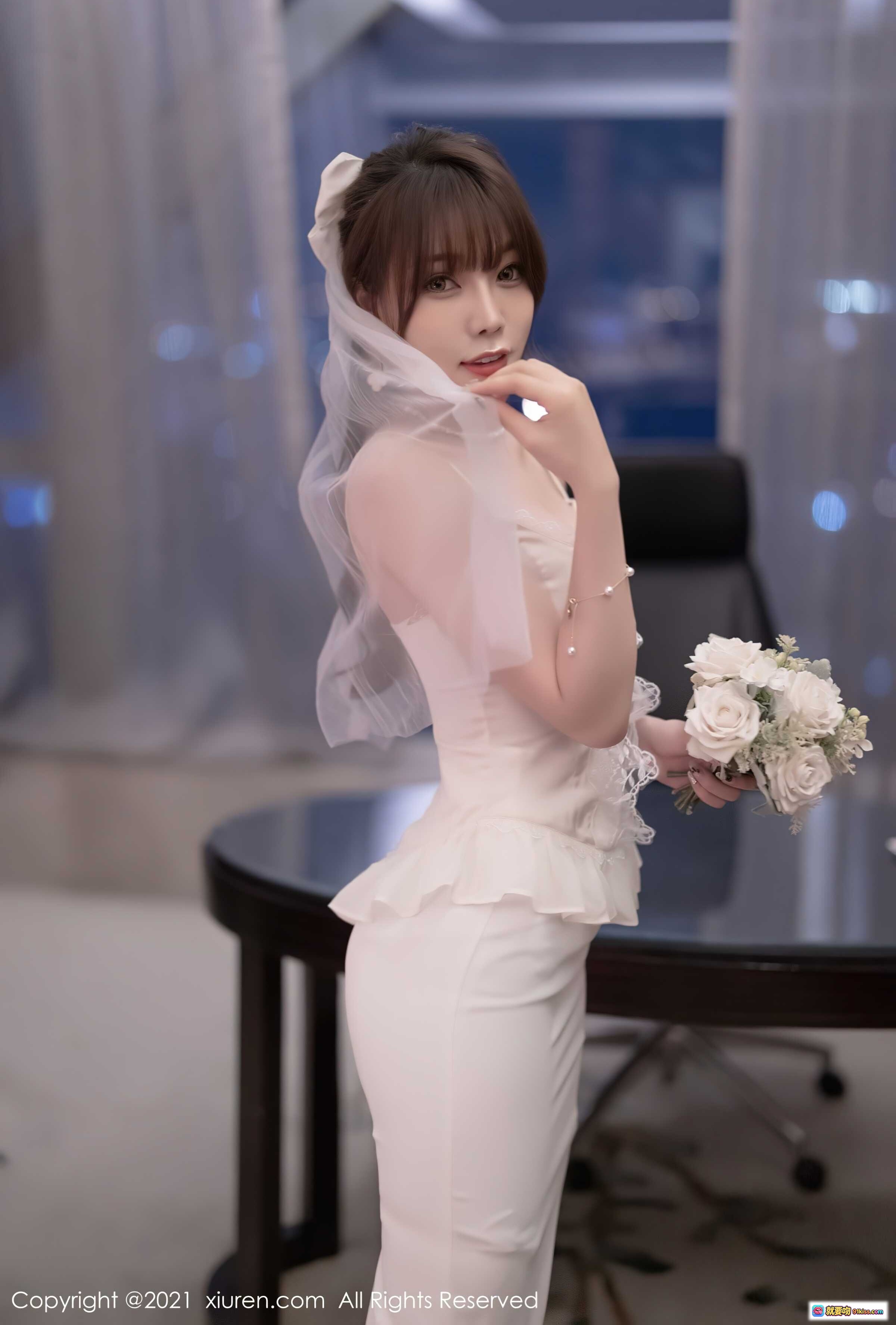 图片[10] - 芝芝优雅白裙写真｜精致蕾丝吊带裙+珍珠配饰+手捧花束｜秀人网2021.11.25 No.4269 - 就要吻
