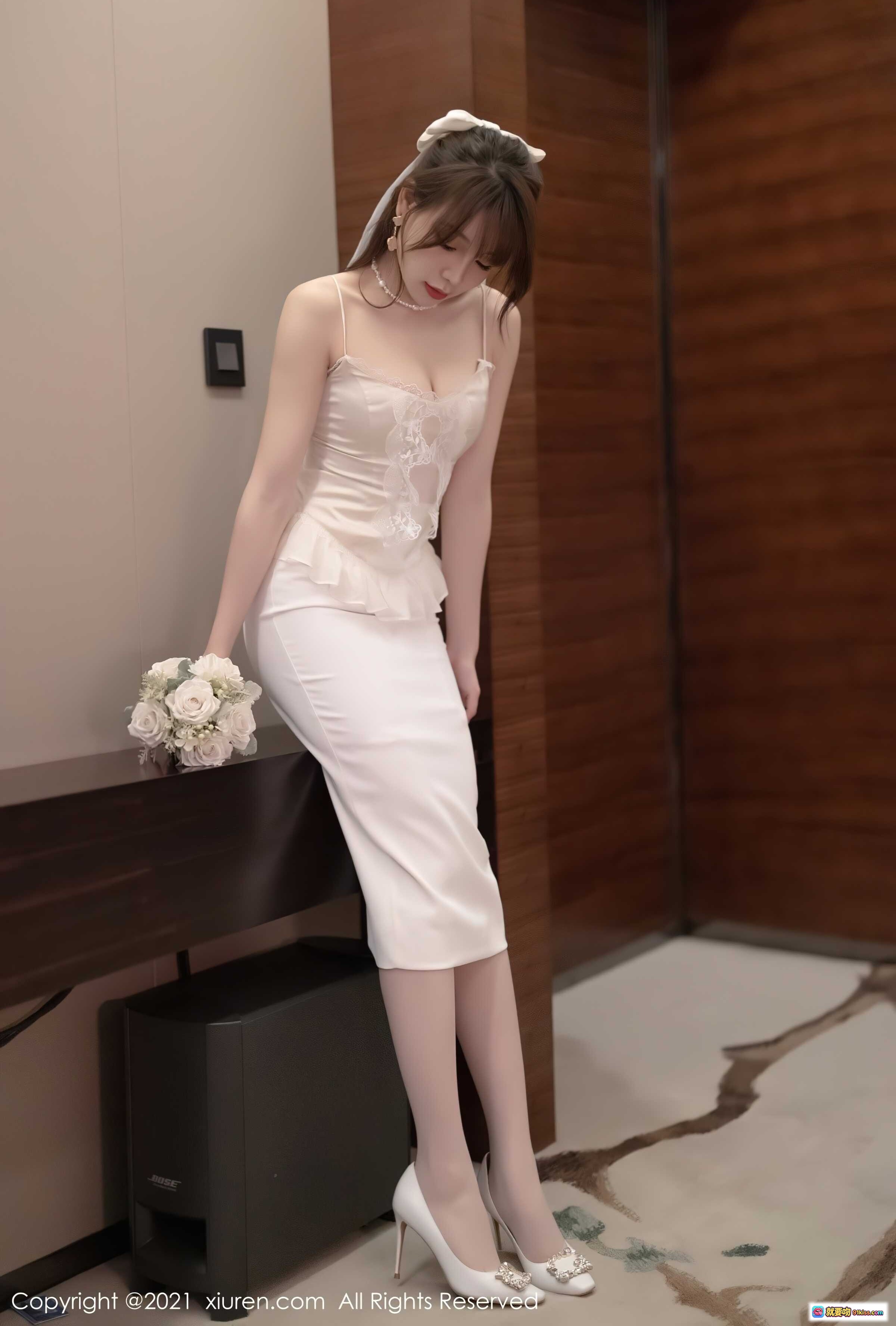 图片[7] - 芝芝优雅白裙写真｜精致蕾丝吊带裙+珍珠配饰+手捧花束｜秀人网2021.11.25 No.4269 - 就要吻