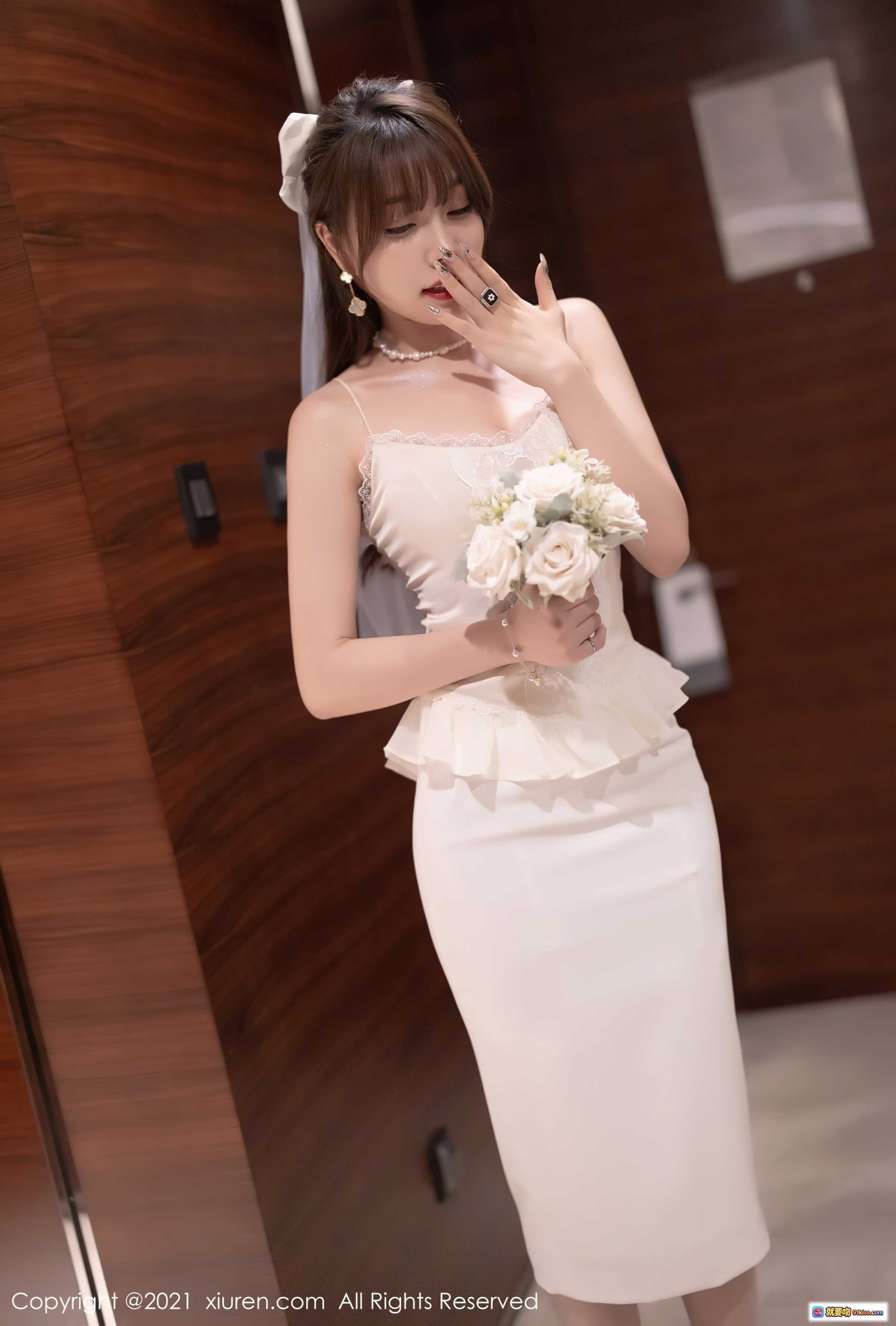 图片[3] - 芝芝优雅白裙写真｜精致蕾丝吊带裙+珍珠配饰+手捧花束｜秀人网2021.11.25 No.4269 - 就要吻