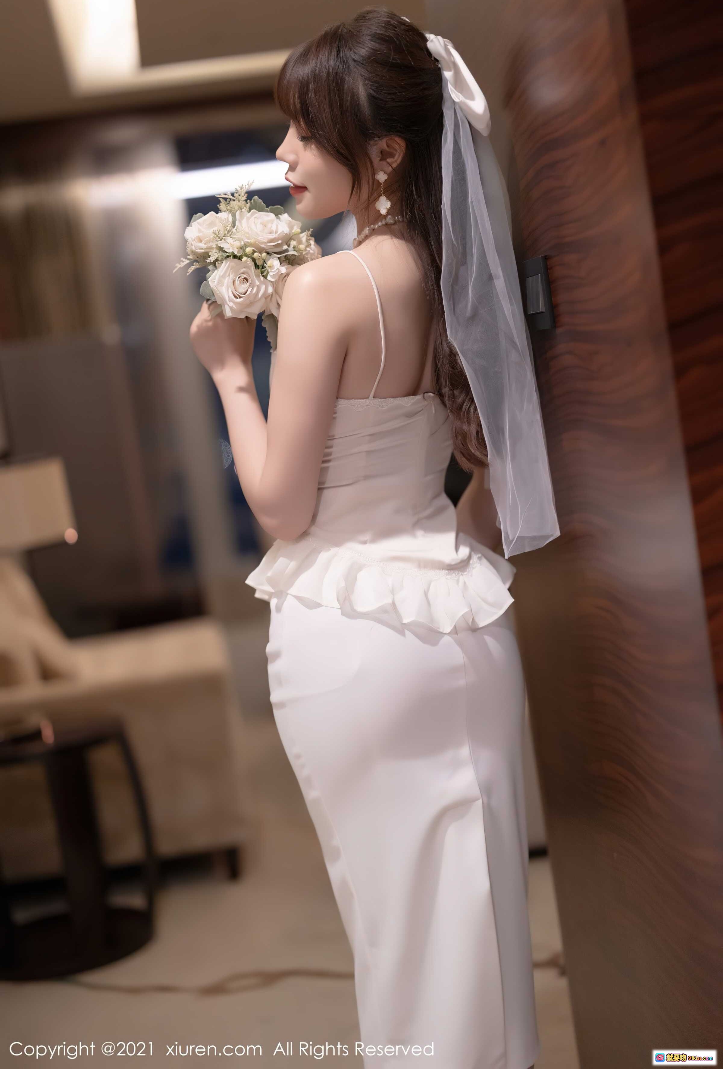 图片[5] - 芝芝优雅白裙写真｜精致蕾丝吊带裙+珍珠配饰+手捧花束｜秀人网2021.11.25 No.4269 - 就要吻