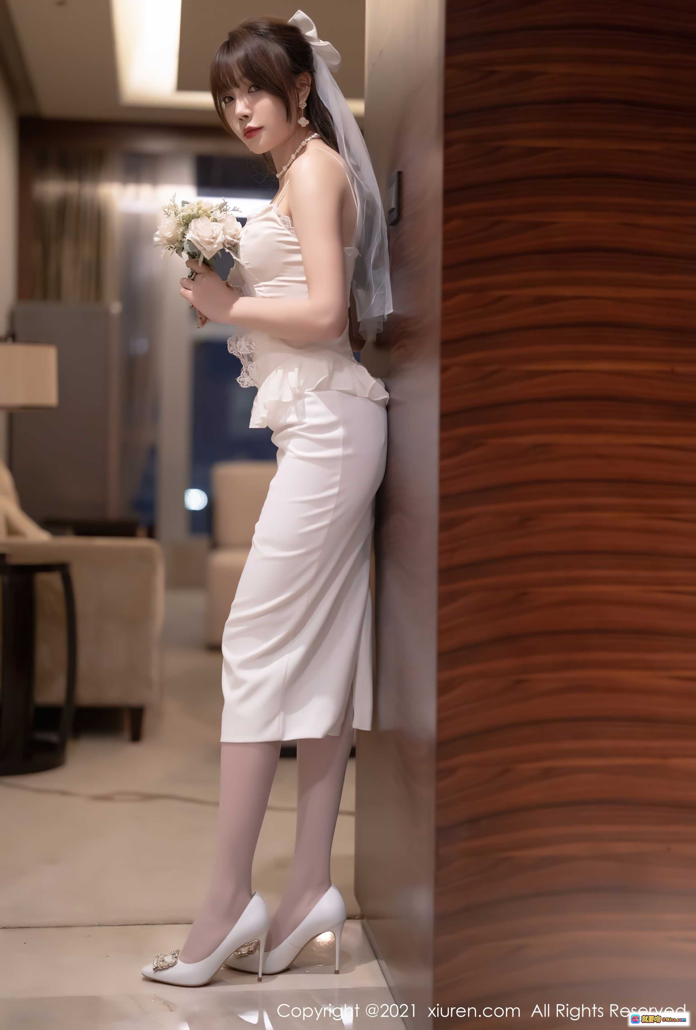 图片[6] - 芝芝优雅白裙写真｜精致蕾丝吊带裙+珍珠配饰+手捧花束｜秀人网2021.11.25 No.4269 - 就要吻