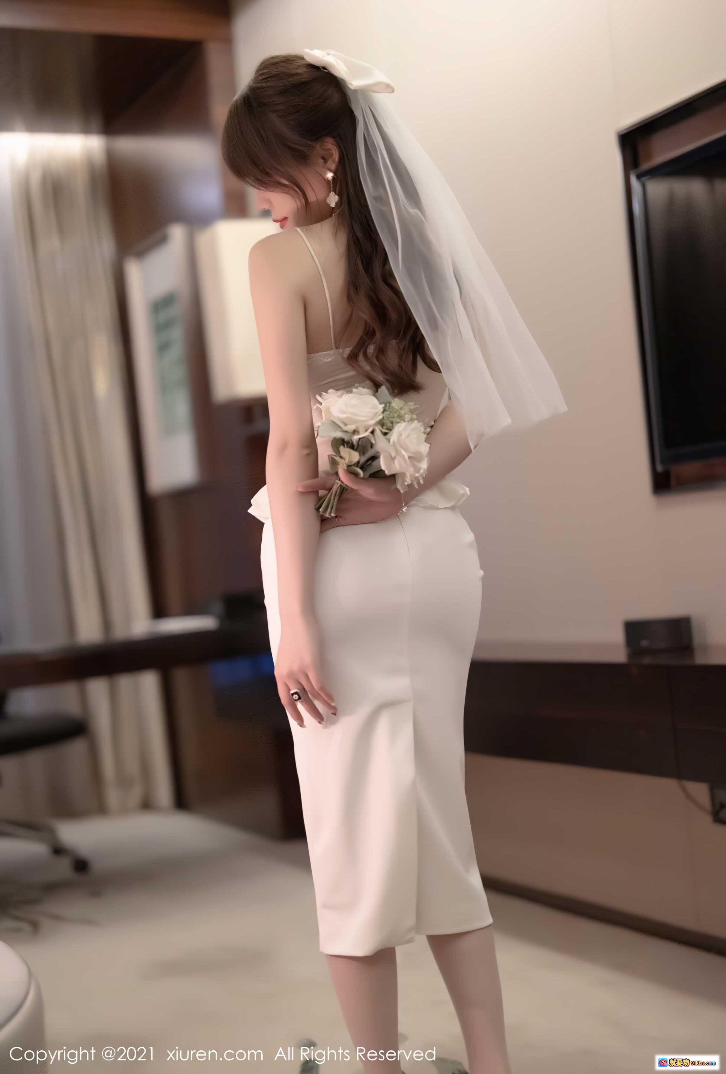 图片[9] - 芝芝优雅白裙写真｜精致蕾丝吊带裙+珍珠配饰+手捧花束｜秀人网2021.11.25 No.4269 - 就要吻