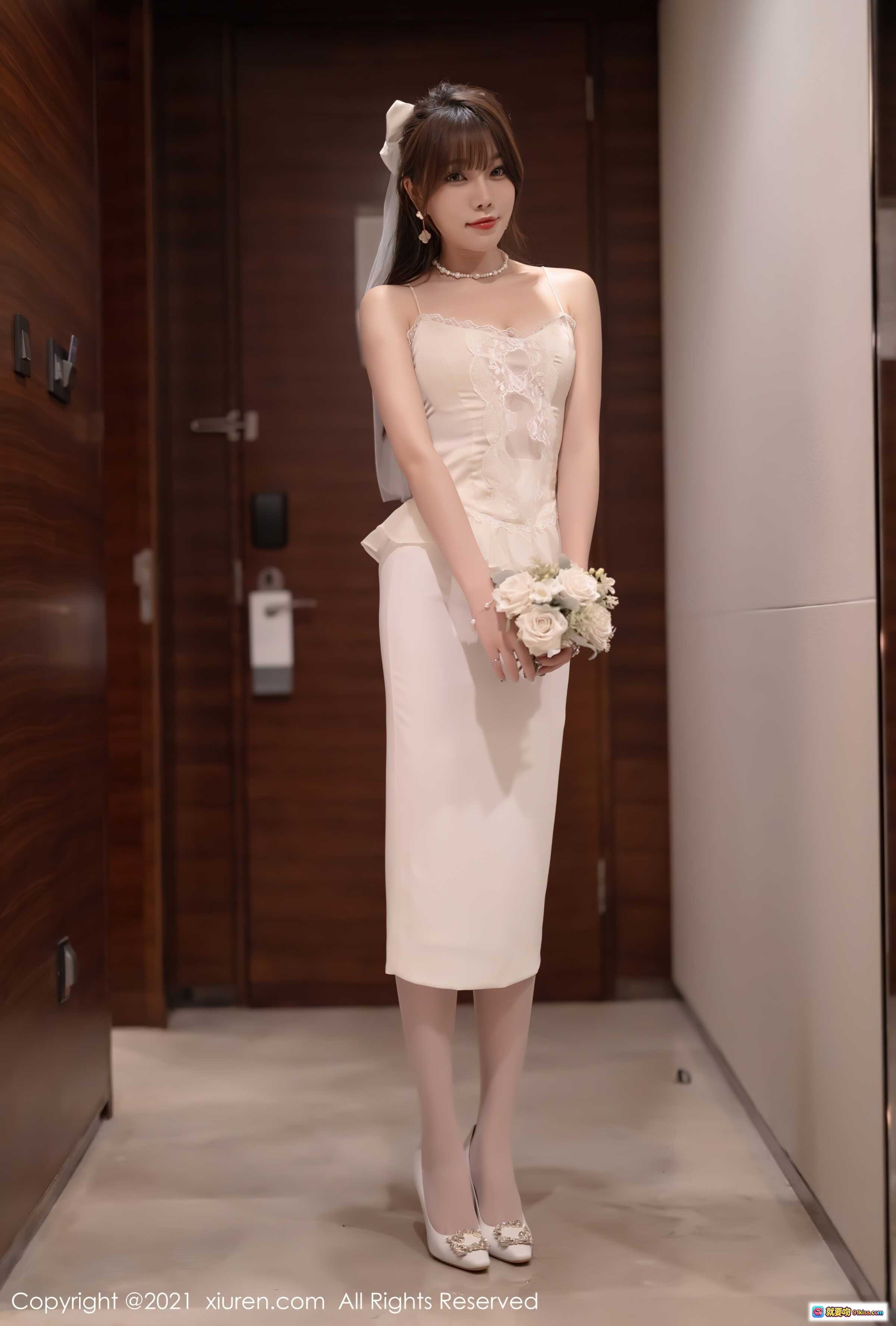 图片[1] - 芝芝优雅白裙写真｜精致蕾丝吊带裙+珍珠配饰+手捧花束｜秀人网2021.11.25 No.4269 - 就要吻
