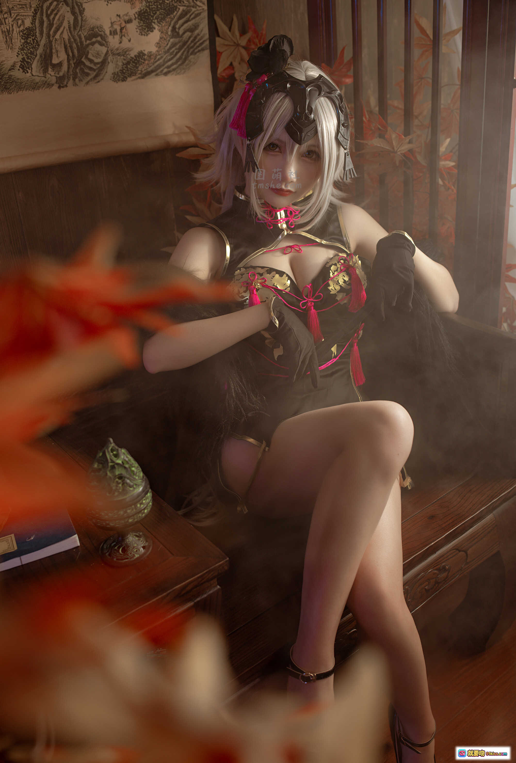 图片[8] - 黑贞cosplay写真 | 银发少女 | 黑色旗袍风服饰 | 粉色流苏装饰 | 性感绑带内衣 | 古风头饰 | 室内木质背景 | 26P高清图集 - 就要吻