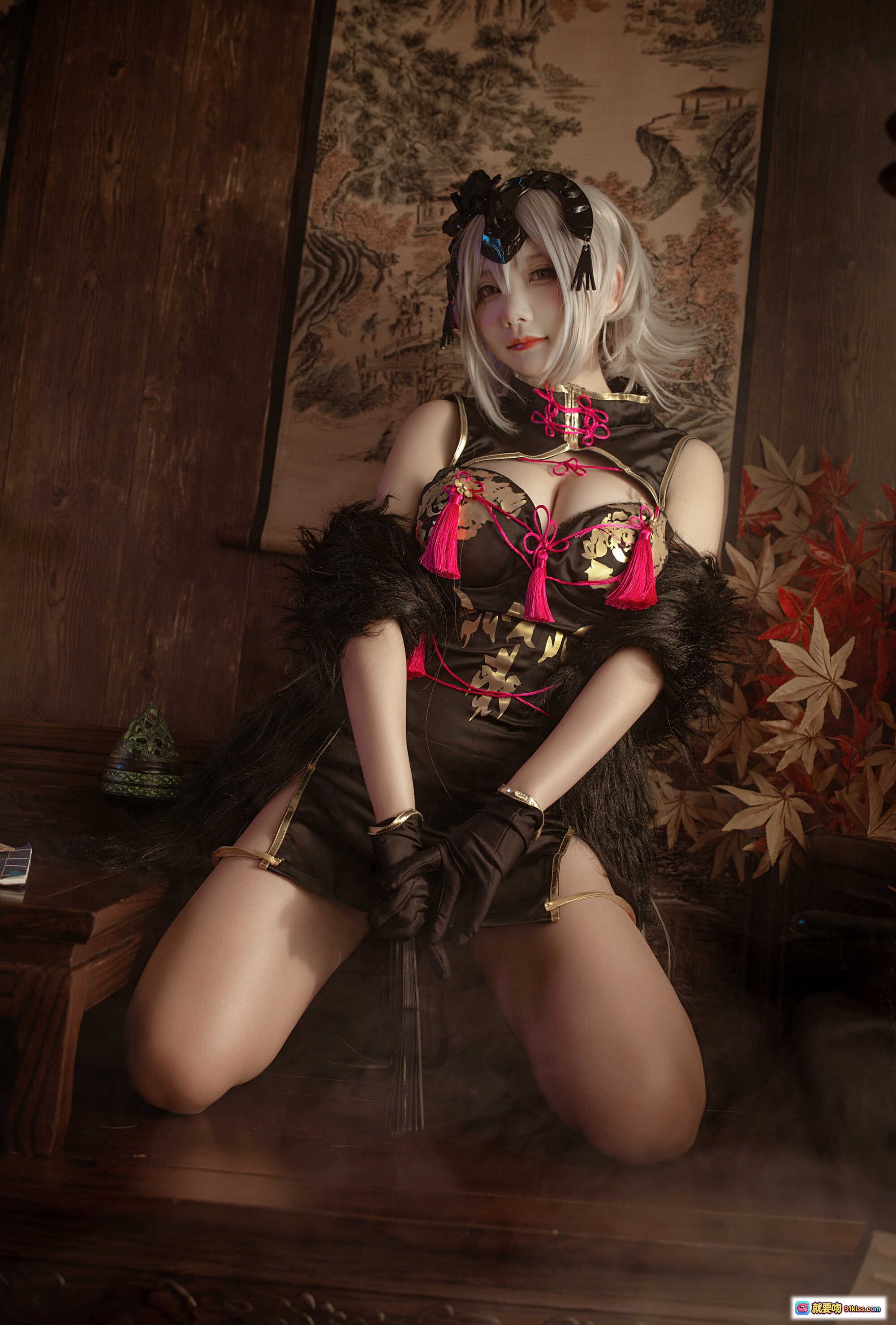 图片[5] - 黑贞cosplay写真 | 银发少女 | 黑色旗袍风服饰 | 粉色流苏装饰 | 性感绑带内衣 | 古风头饰 | 室内木质背景 | 26P高清图集 - 就要吻