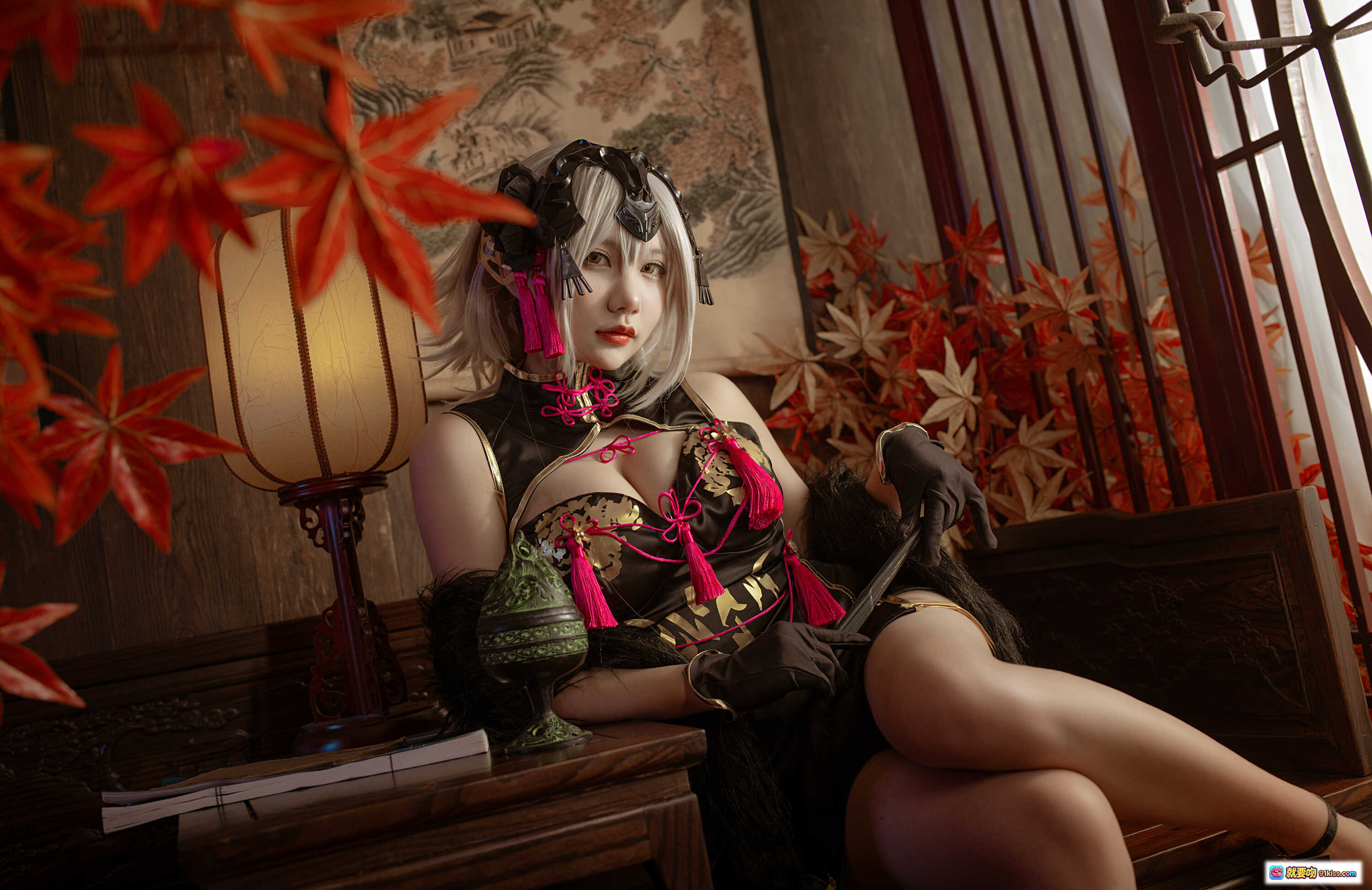 图片[7] - 黑贞cosplay写真 | 银发少女 | 黑色旗袍风服饰 | 粉色流苏装饰 | 性感绑带内衣 | 古风头饰 | 室内木质背景 | 26P高清图集 - 就要吻