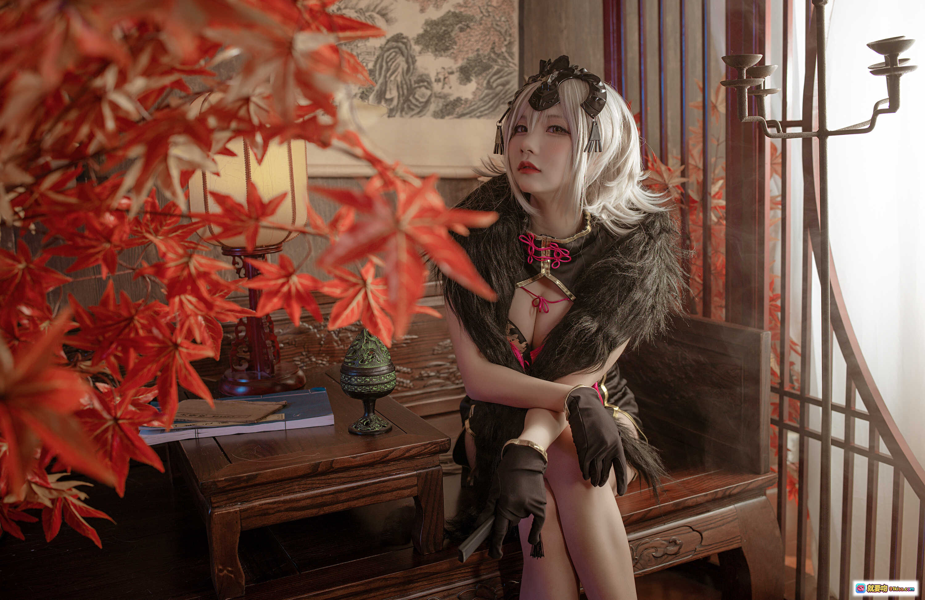 图片[4] - 黑贞cosplay写真 | 银发少女 | 黑色旗袍风服饰 | 粉色流苏装饰 | 性感绑带内衣 | 古风头饰 | 室内木质背景 | 26P高清图集 - 就要吻