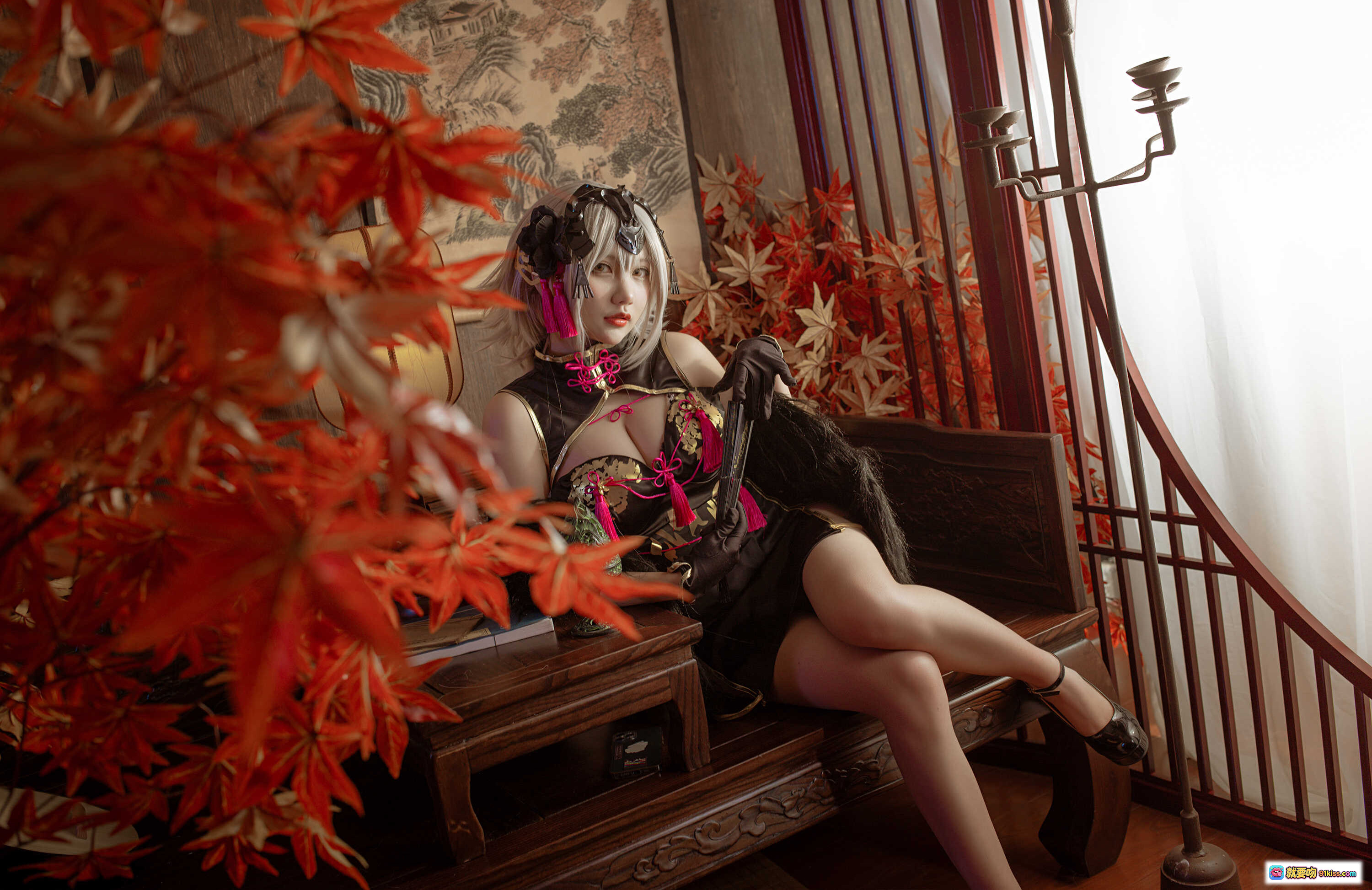 图片[6] - 黑贞cosplay写真 | 银发少女 | 黑色旗袍风服饰 | 粉色流苏装饰 | 性感绑带内衣 | 古风头饰 | 室内木质背景 | 26P高清图集 - 就要吻