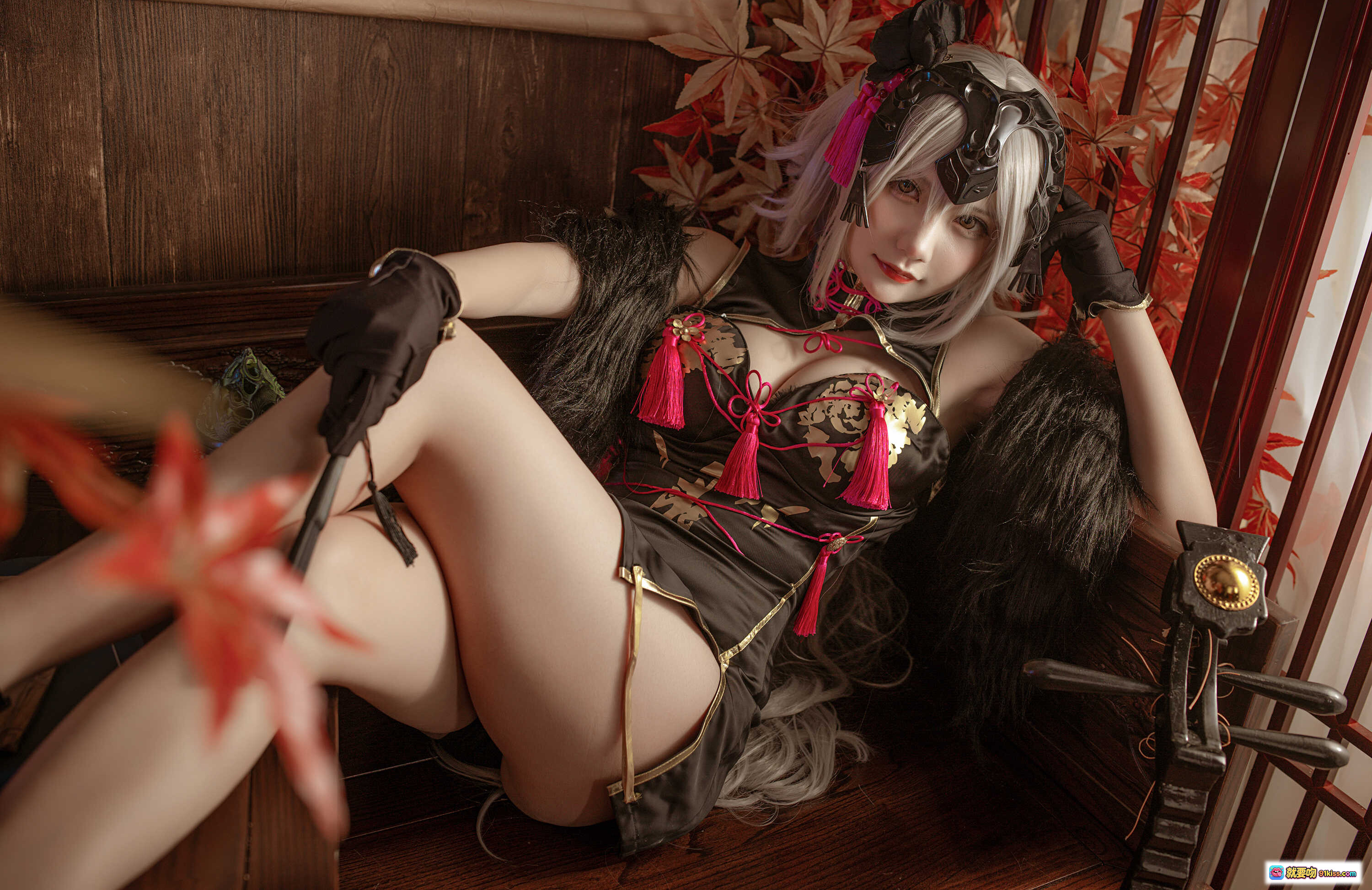 图片[3] - 黑贞cosplay写真 | 银发少女 | 黑色旗袍风服饰 | 粉色流苏装饰 | 性感绑带内衣 | 古风头饰 | 室内木质背景 | 26P高清图集 - 就要吻